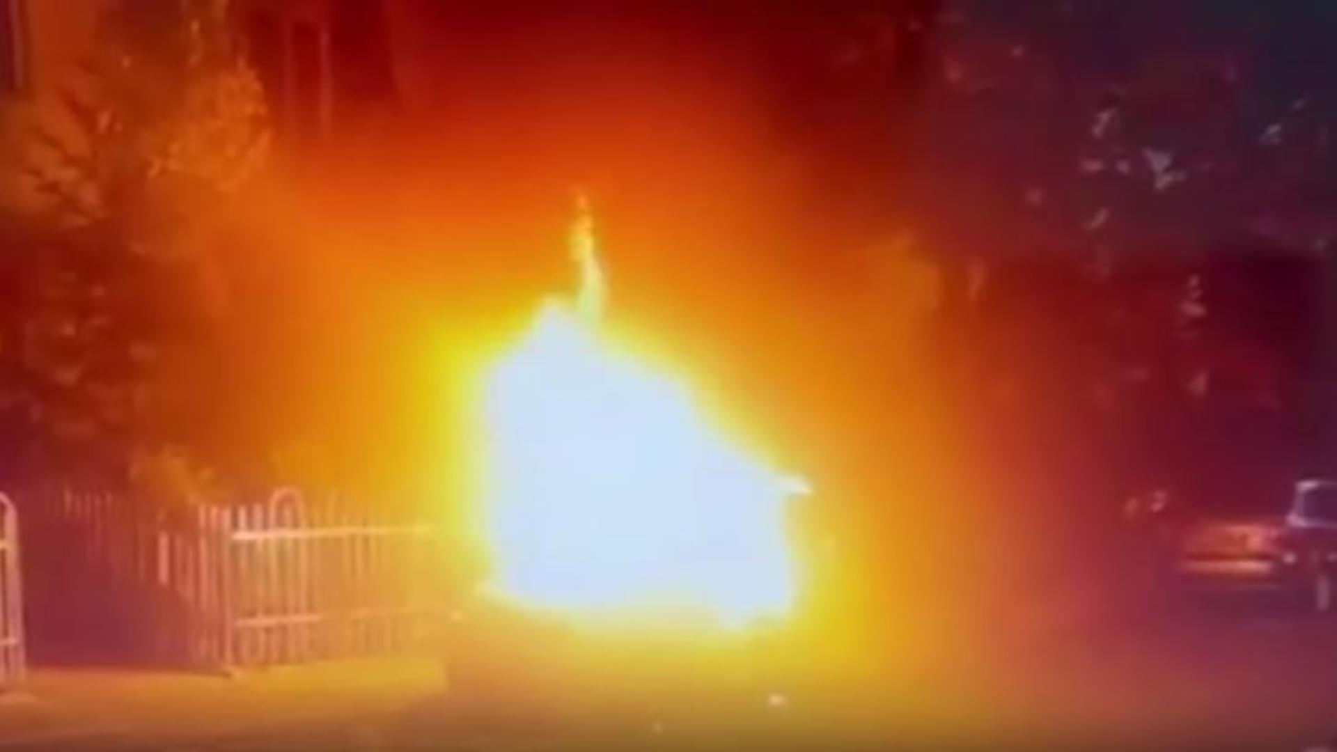 Un bărbat i-a incendiat mașina fostei iubite din gelozie. Scene șocante în Capitală