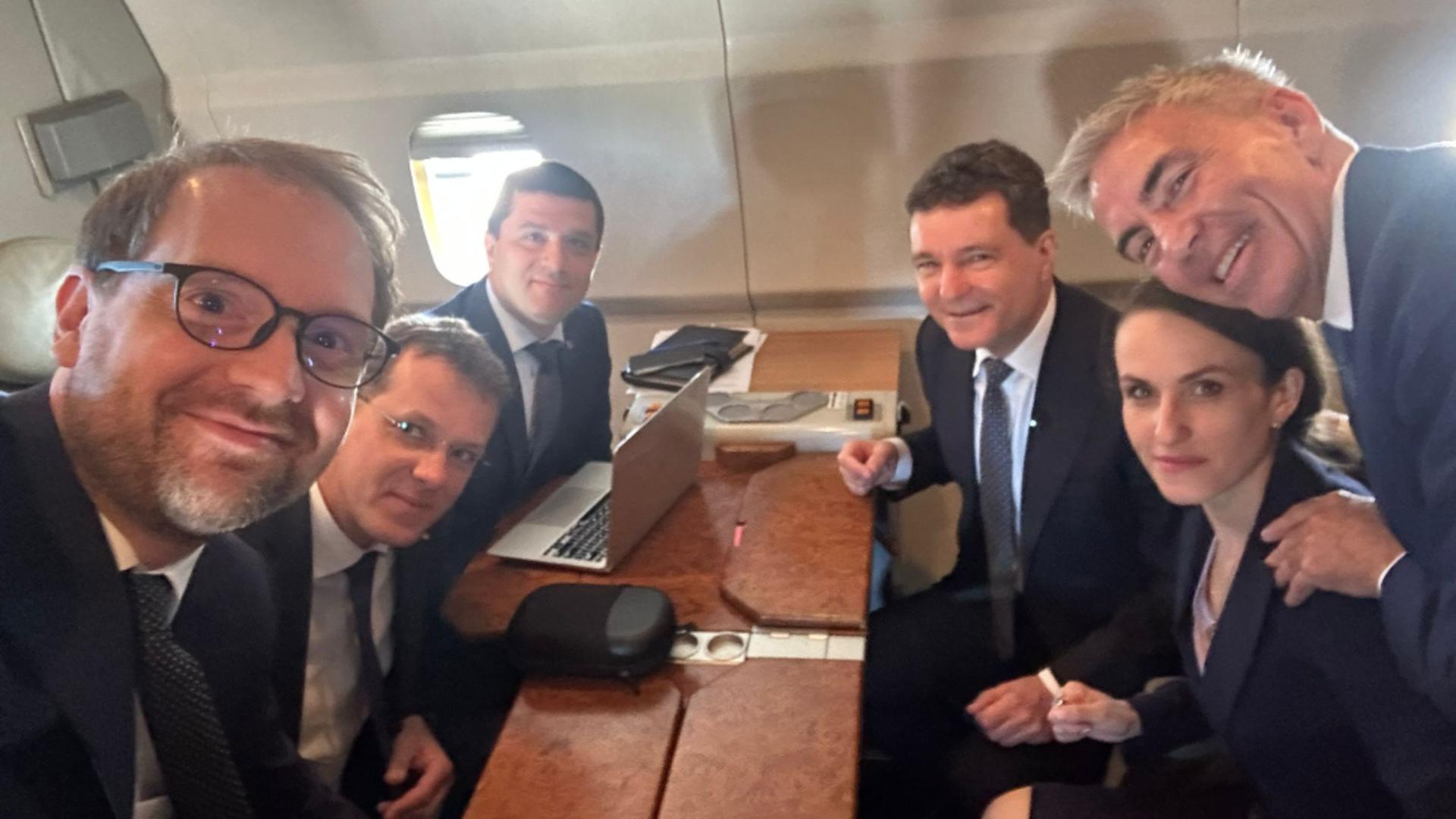 Nicușor Dan, selfie în avion cu miniștrii rezist. Ce caută Dominic Fritz în delegația de Germania