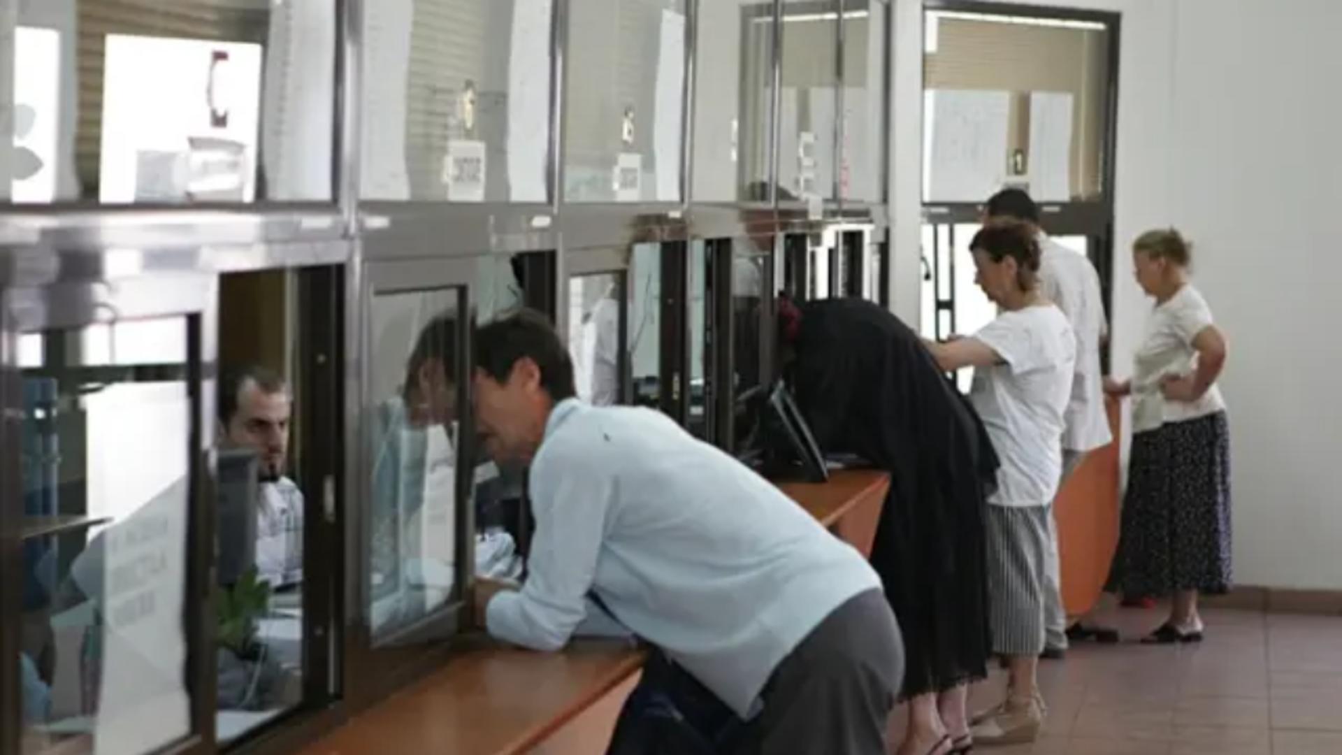 Cei care vor cont online la CNPP tot la ghișeu ajung. Foto/Arhivă