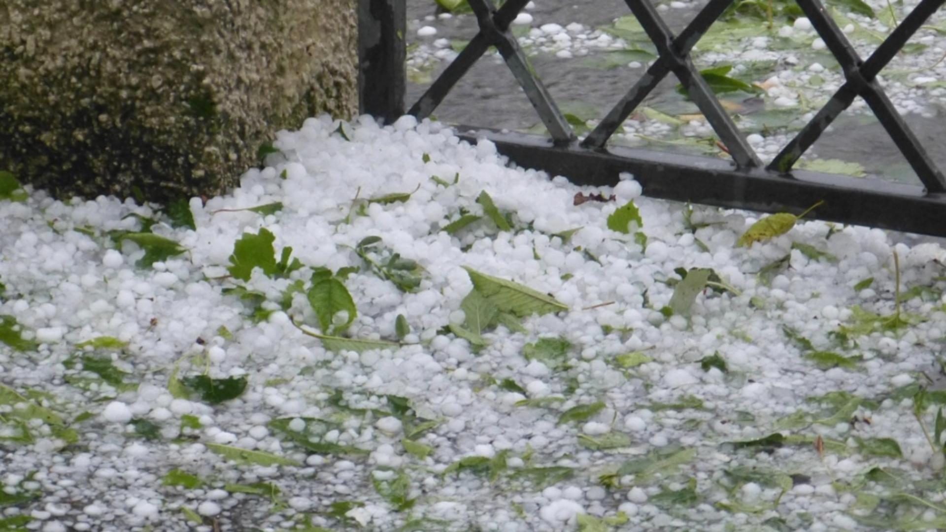 România, lovită de furtuni cu gheață. Cod portocaliu de ploi torențiale și vijelii - HARTA