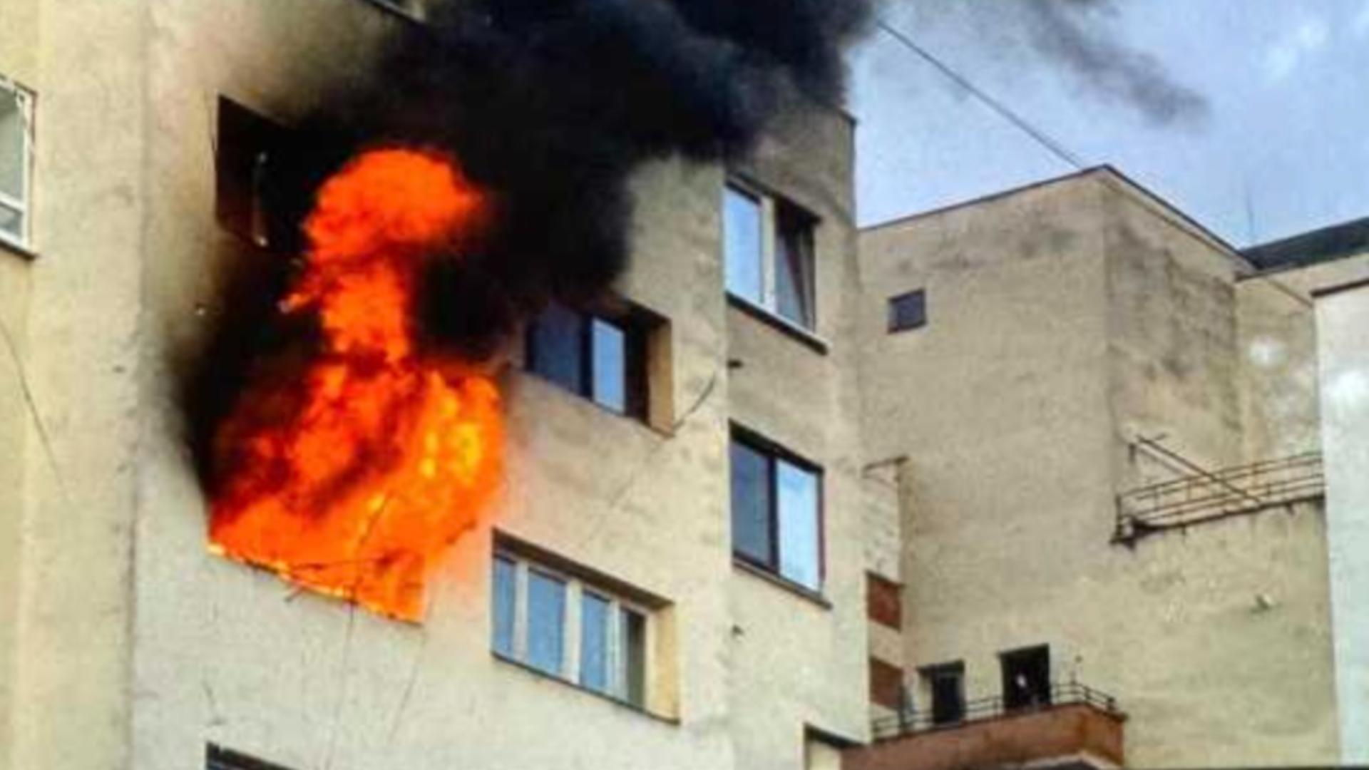 Incendiu violent, într-un bloc din Baia Mare. Intervenție contracronometru a pompierilor: două victime