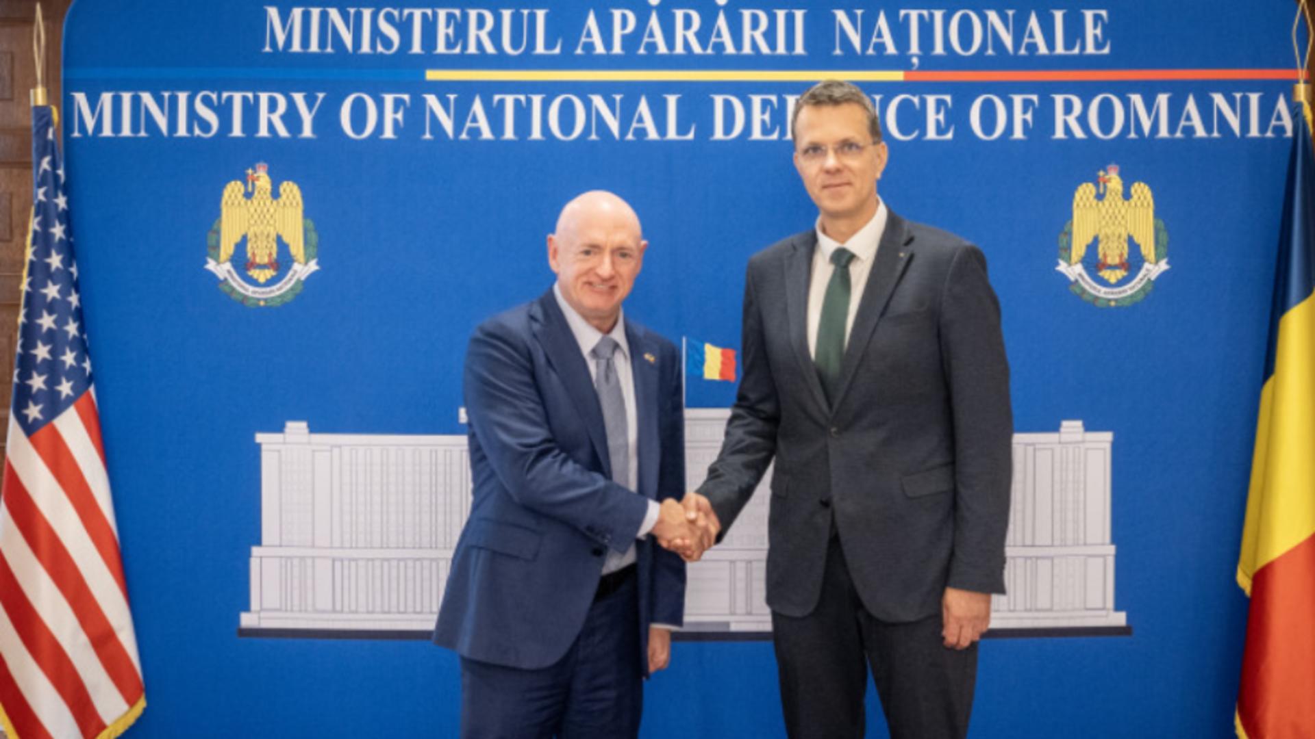 Ministrul Apărării și senatorul american Mark Kelly. Foto: armed.mapn.ro