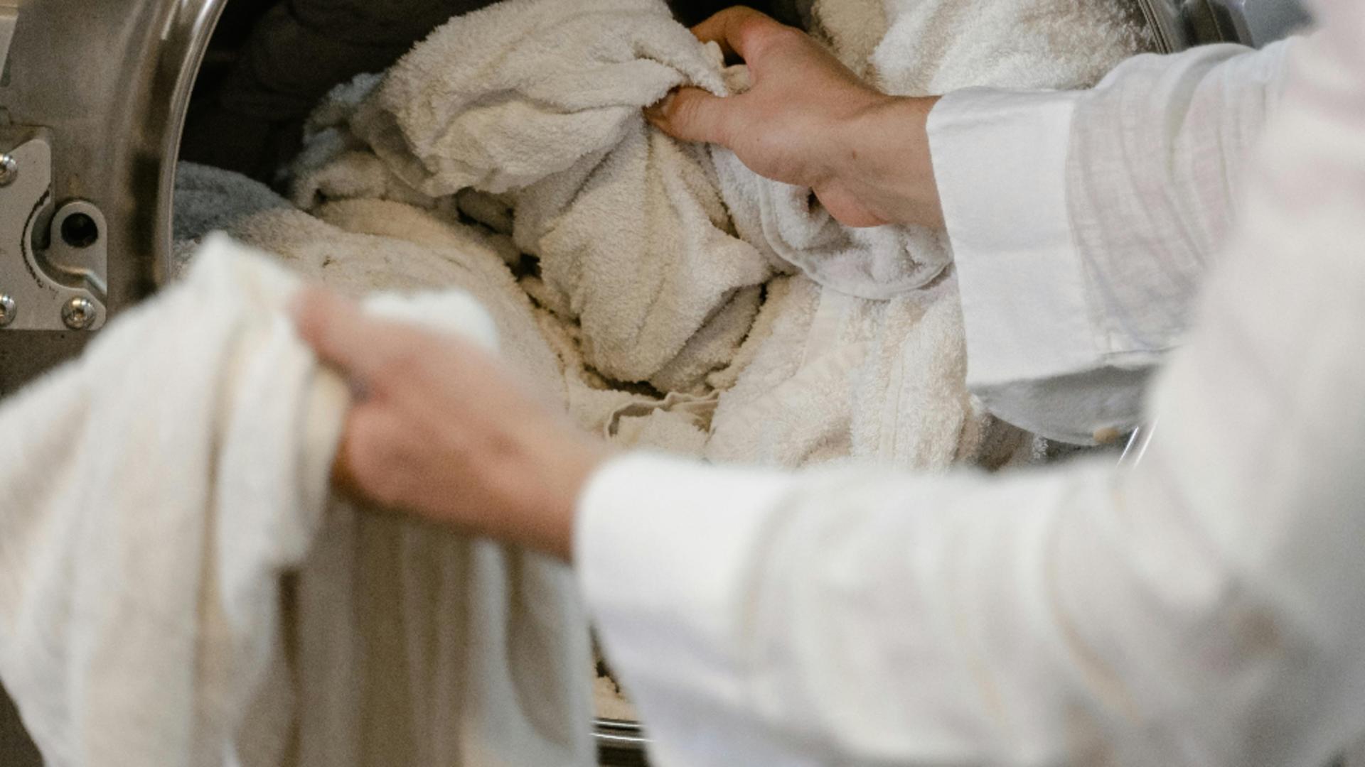 Greșeli frecvente care îți distrug rufele în timpul spălării. Ce trebuie să eviți?