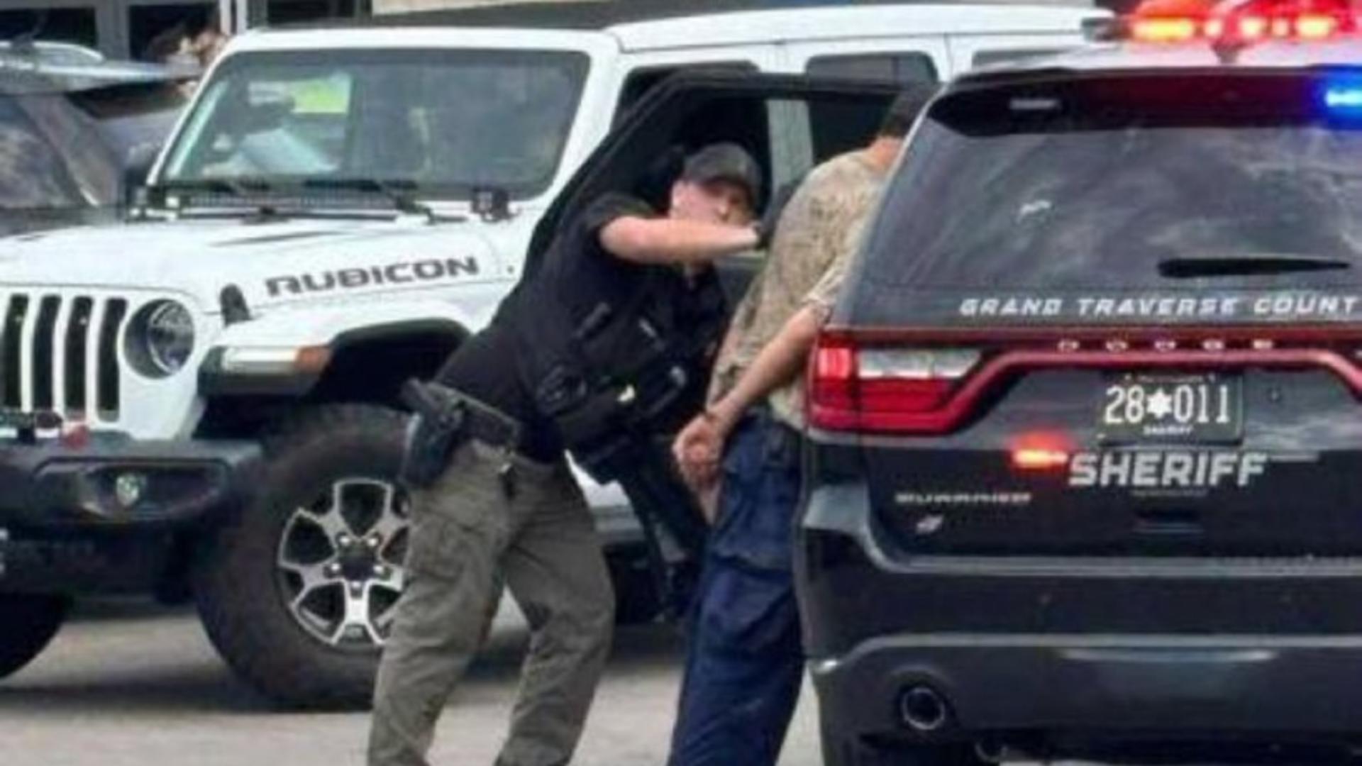 Atac cu cuțitul în fața unui supermarket din SUA: cel puțin 11 persoane înjunghiate, unele în stare gravă