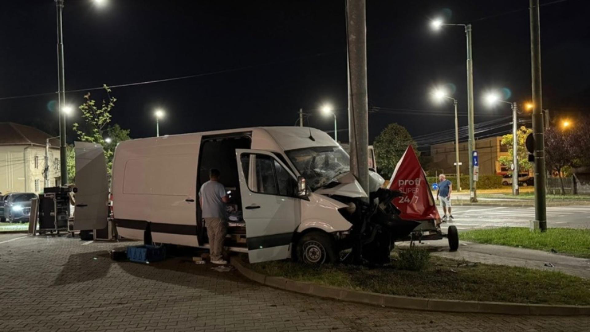 Microbuzul cu echipamente pentru Ziua Timișoarei, furat de un minor: tânărul a intrat cu mașina într-un stâlp