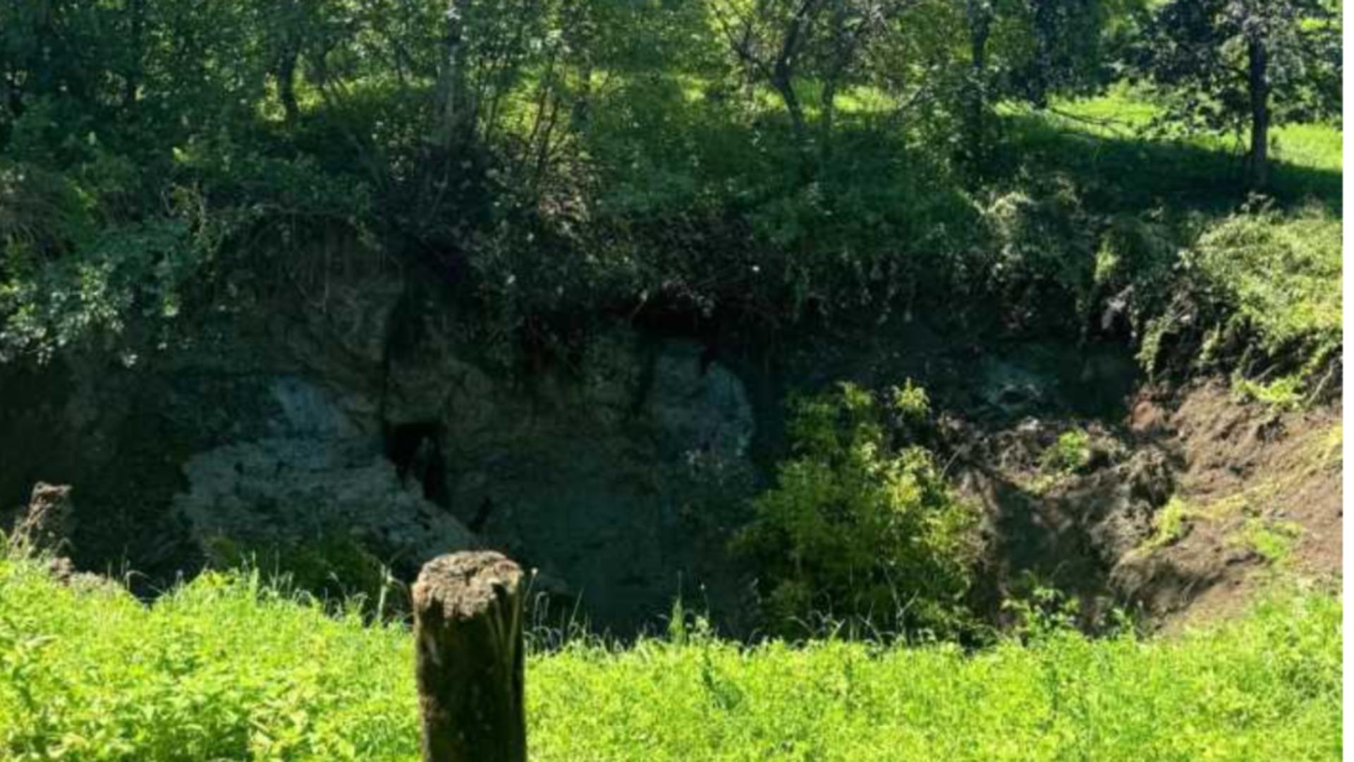 Alunecare masivă de teren. FOTO: Prefectura Maramureș 