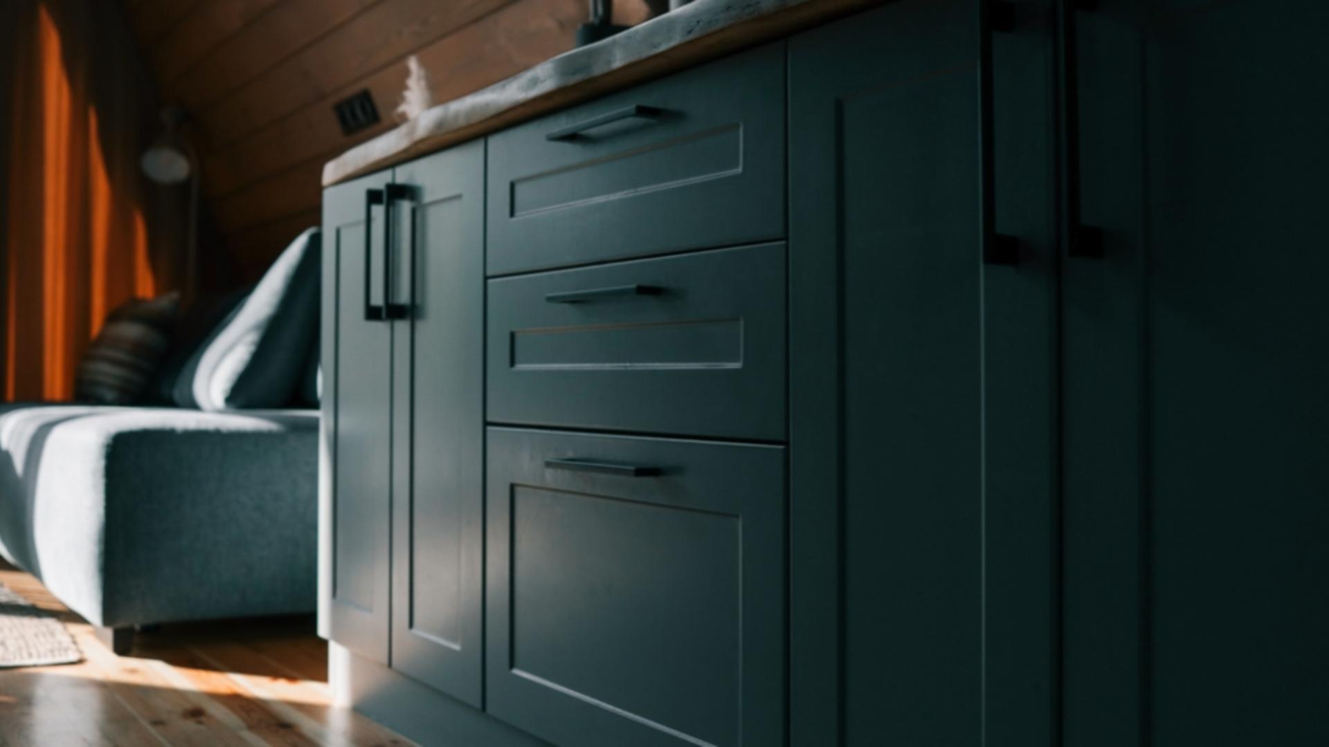 Ingredientul care te scapă de urmele și murdăria de pe mobila mată