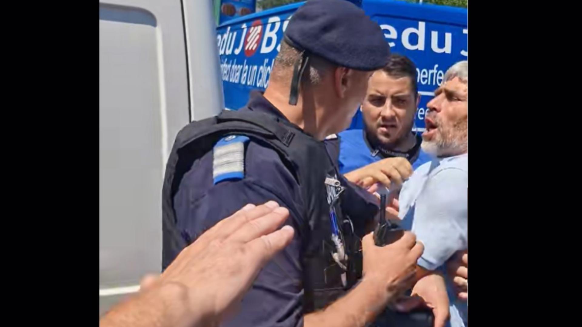 Jandarmii nu-l lasă pe Nea Ilie să umble la duba sa plină cu cartofi de Lungulețu. Foto/Realitatea