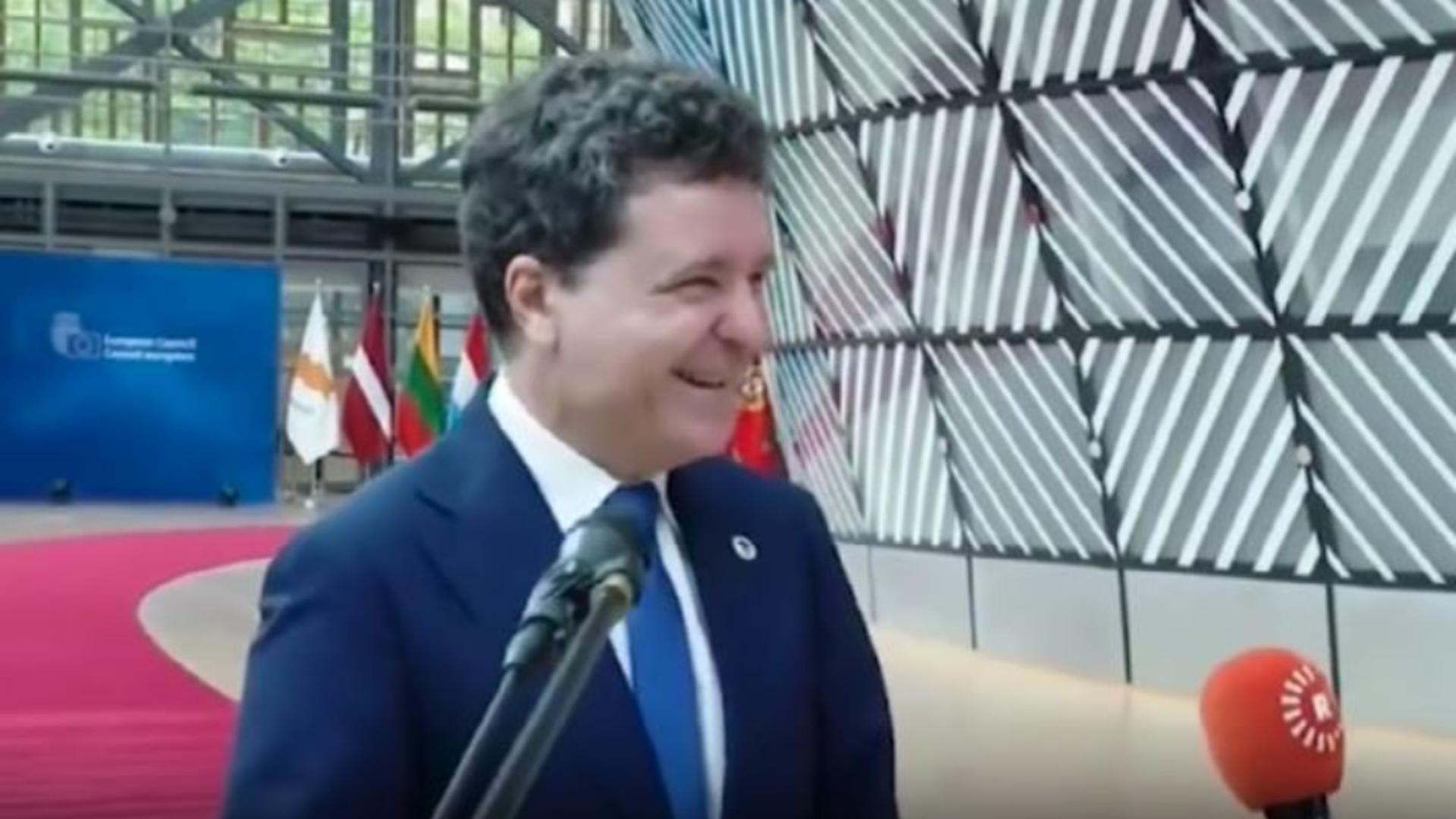 Nicușor se plângea că primăria nu are bani, dar le dă migranților