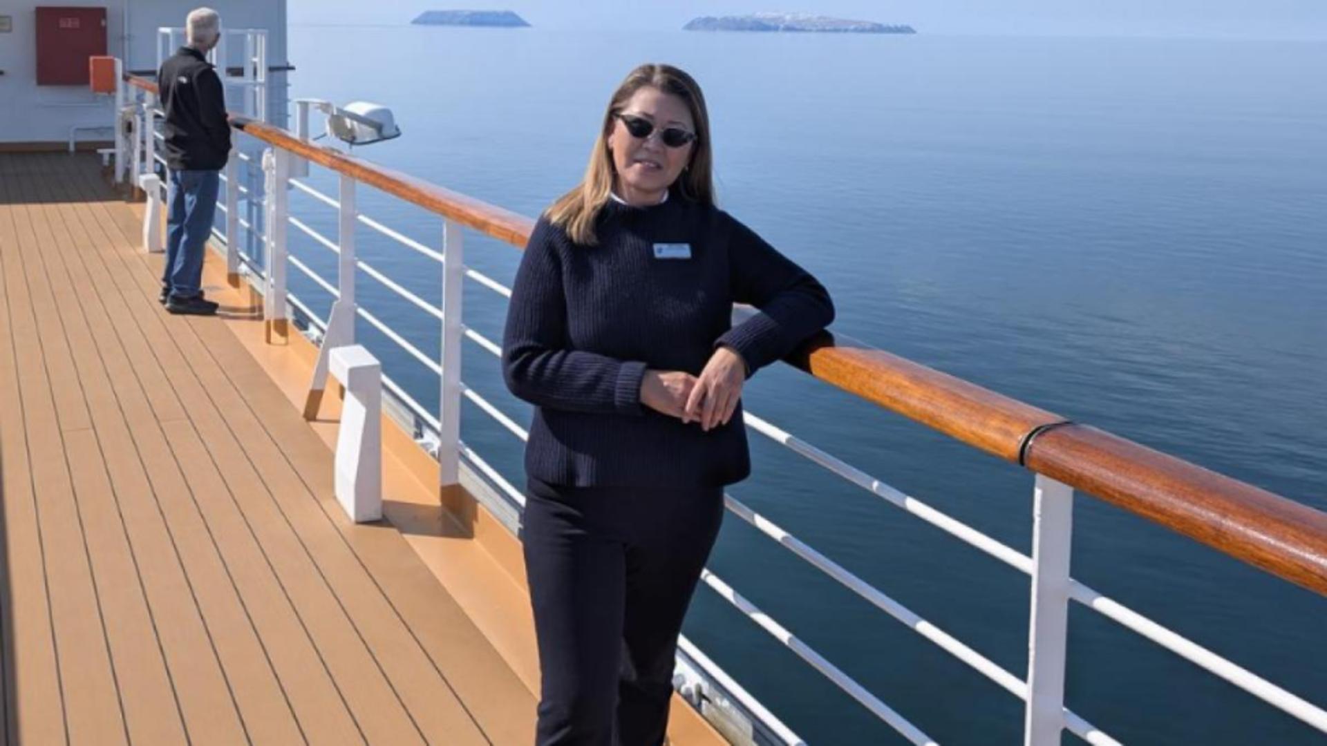 Viață fără chirie și fără griji: o femeie de 50 de ani a renunțat la birou ca să trăiască pe mare