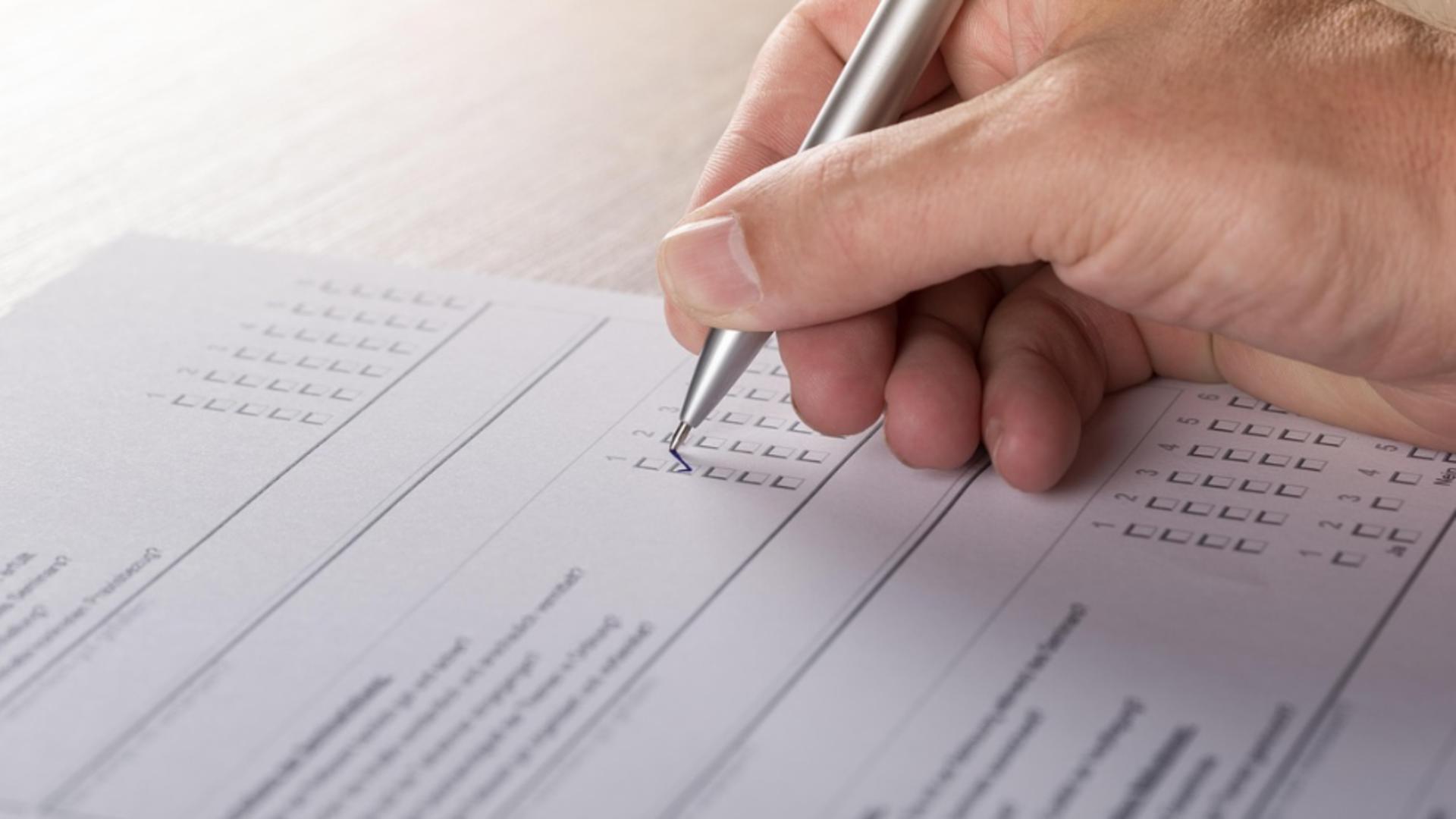 Românii resping măsurile de austeritate ale Guvernului Bolojan. Cel mai recent sondaj CURS arată nemulțumirea generală