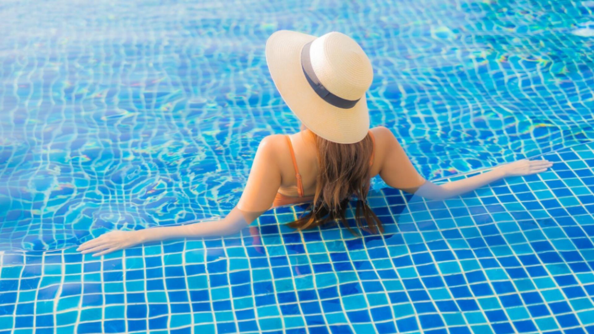 Cum îți dai seama dacă apa din piscină are prea mult clor