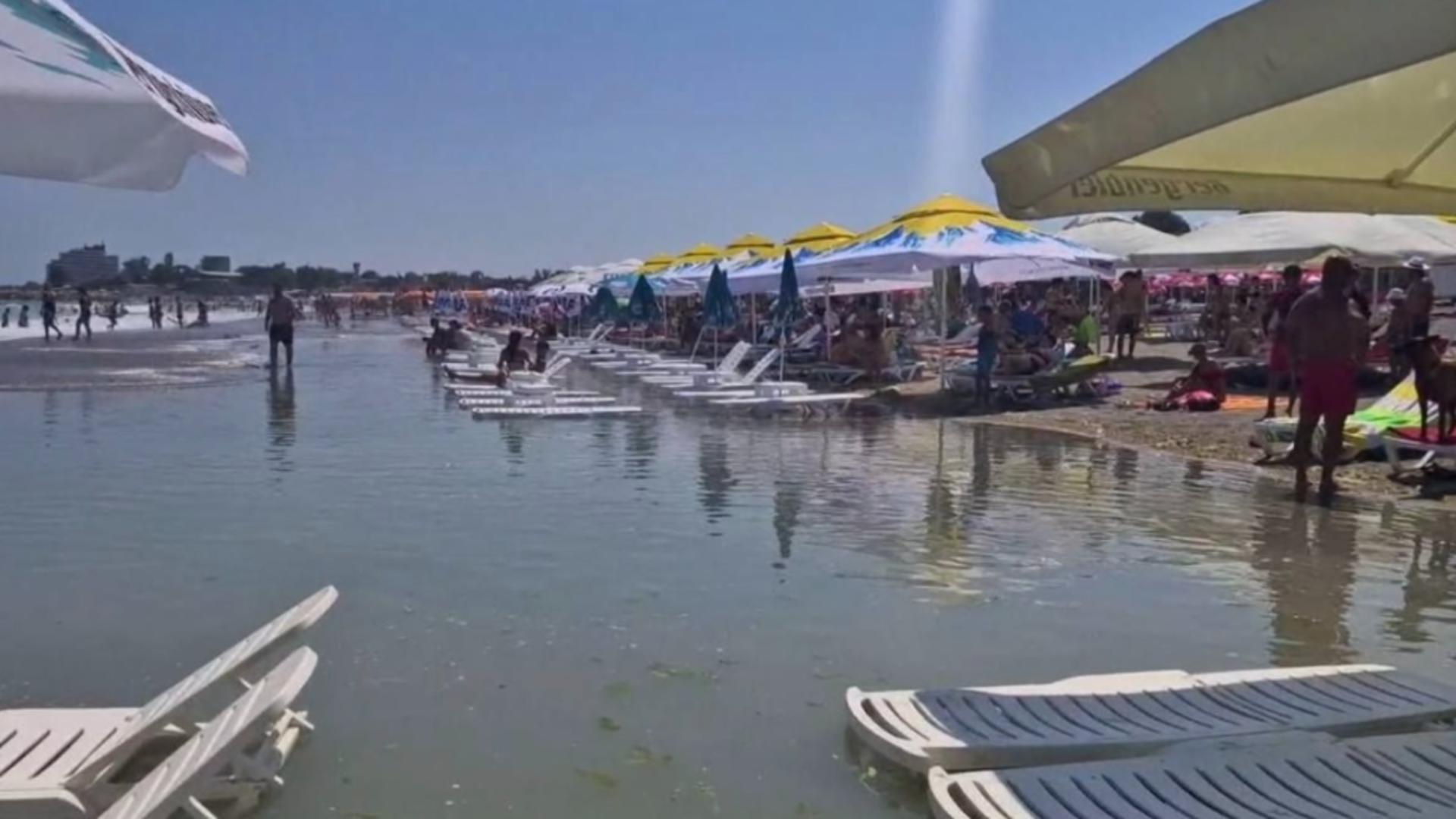 Fenomen rar pe litoral: marea a inundat plaja din Costinești