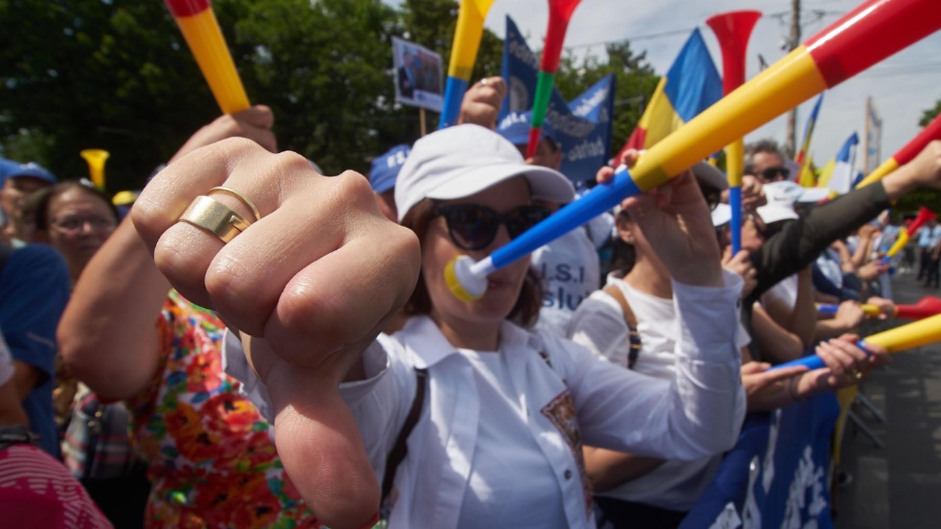 Profesorii pregătesc un protest masiv în fața Parlamentului. Foto: Profimedia