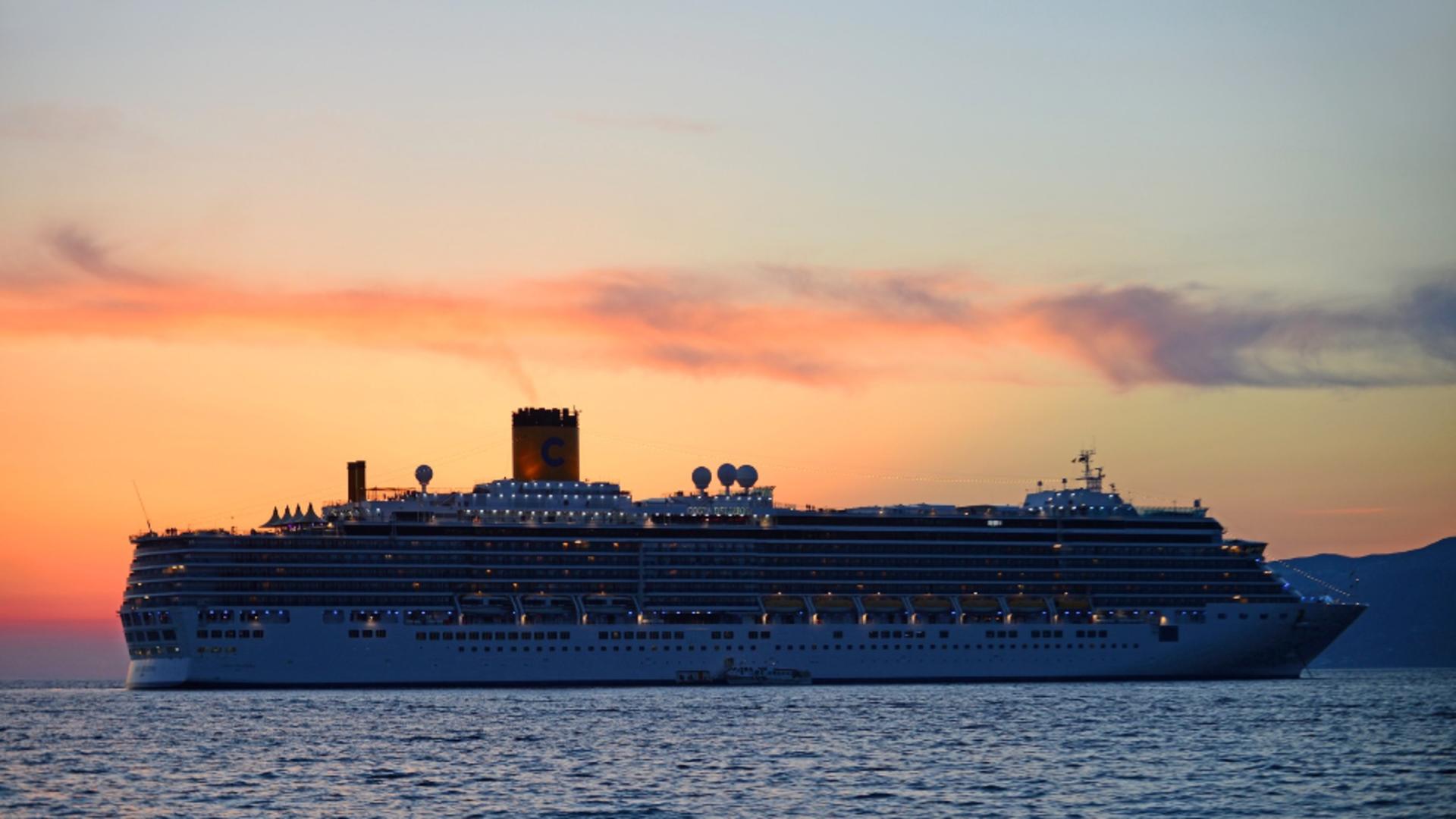 Vas de croazieră pe costa insulei grecești Mykonos/ Profimedia