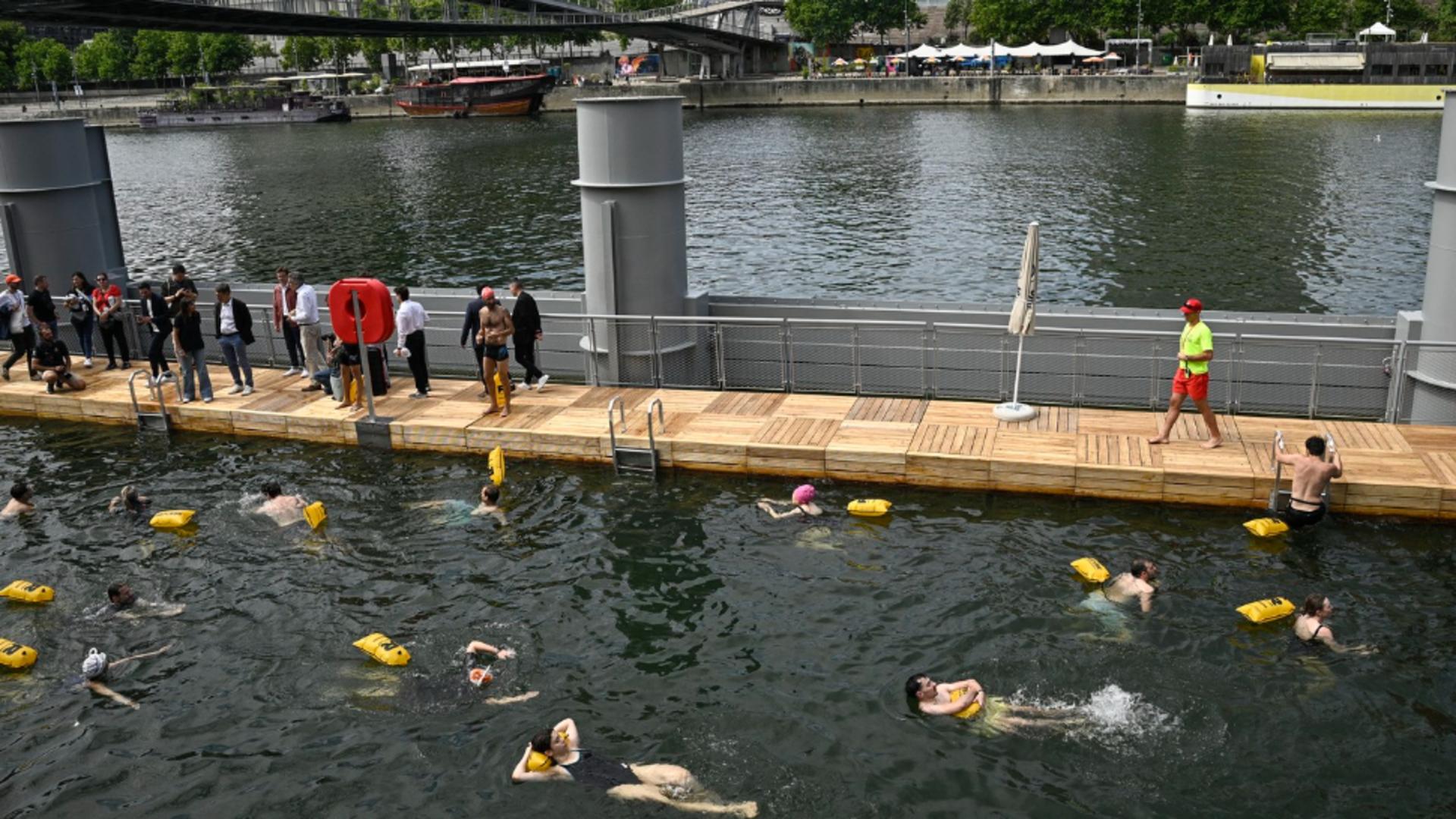 Parizienii se scaldă în Sena. Foto: Profimedia