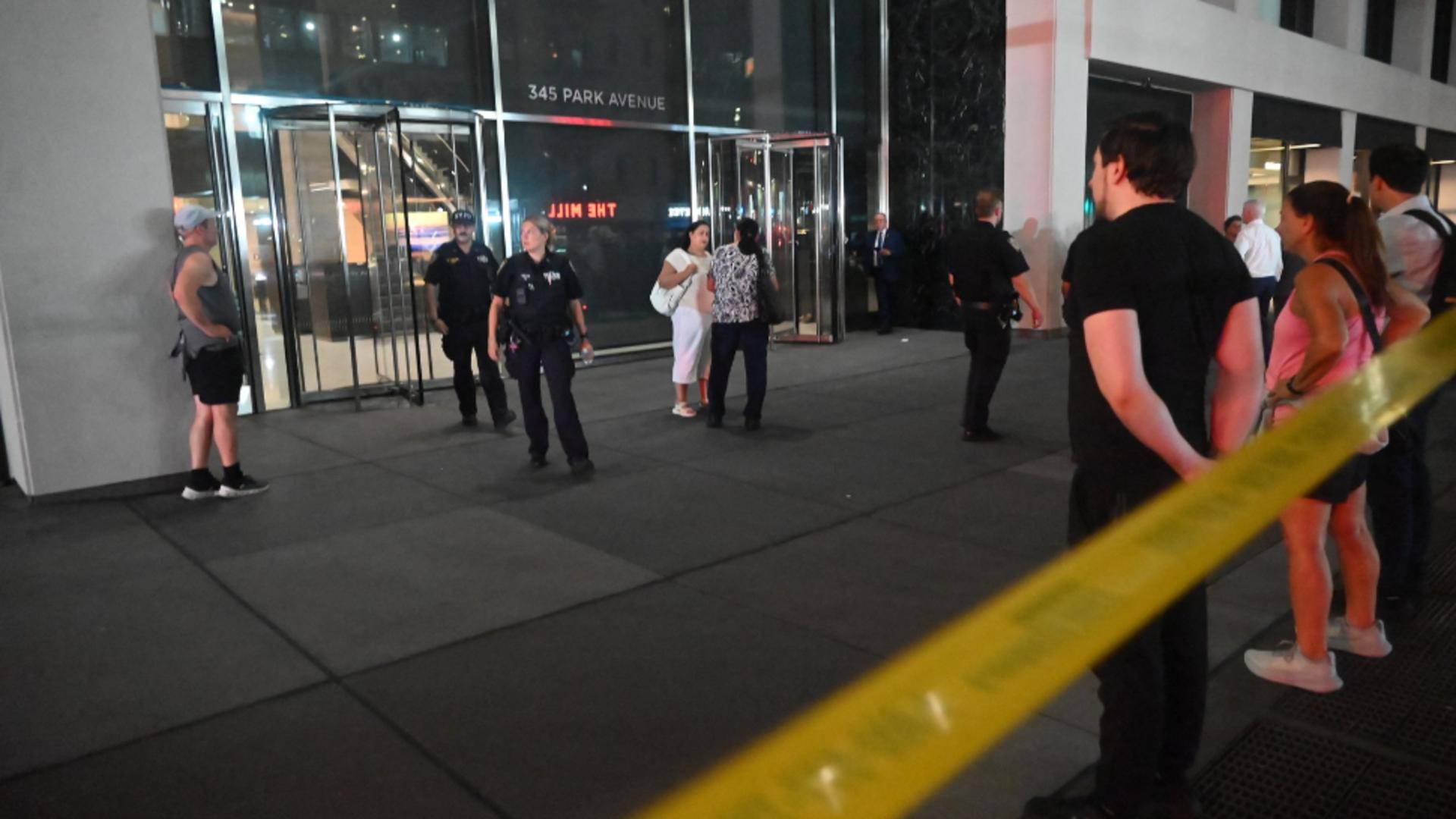 Atac armat într-un zgârie-nori din Manhattan: mai multe victime, inclusiv un polițist. Atacatorul s-a sinucis/ Profimedia