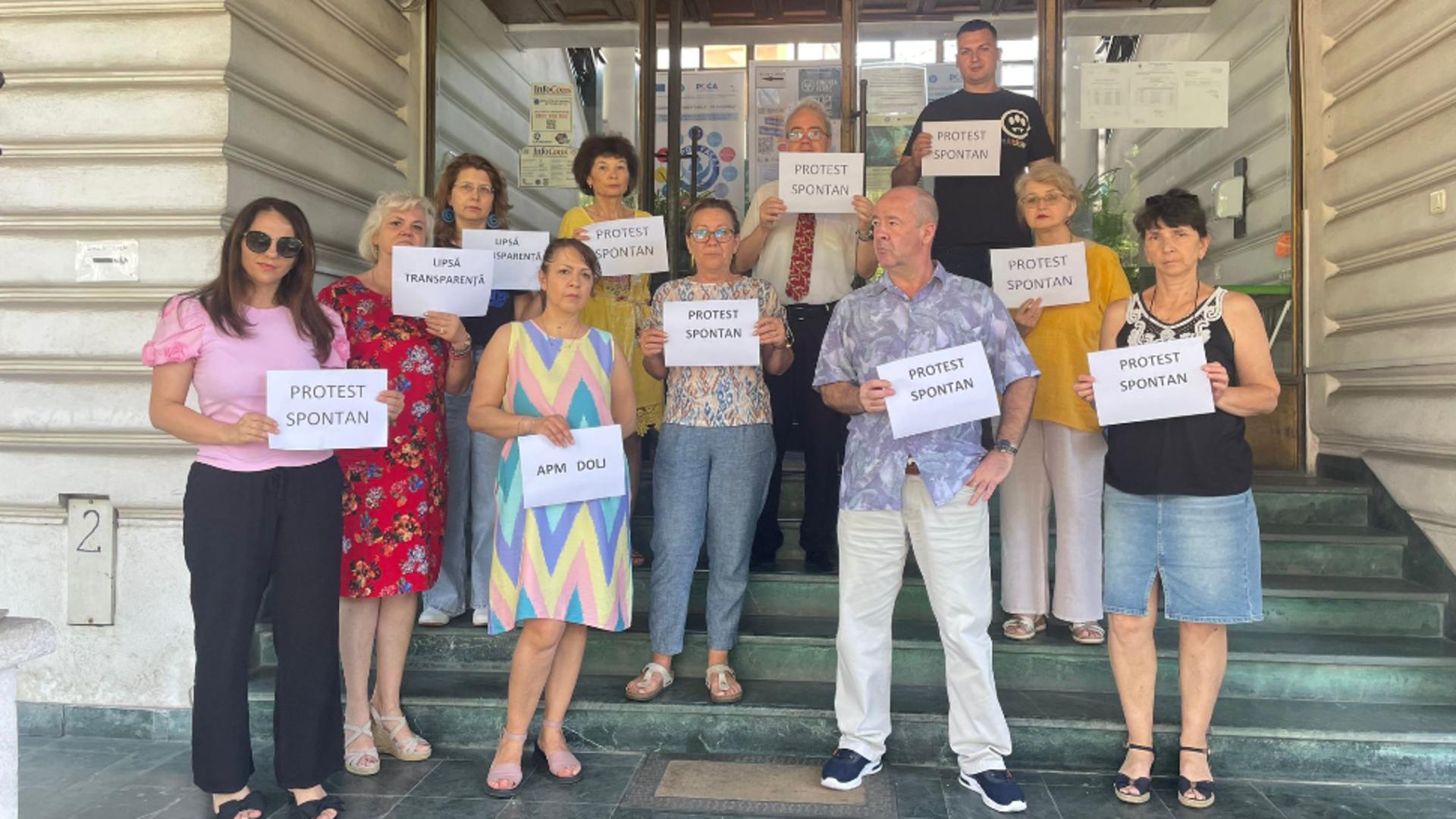 Angajați din fostele Agenții județene pentru Protecția Mediului au declanșat, miercuri, proteste spontane. Foto/Publisind