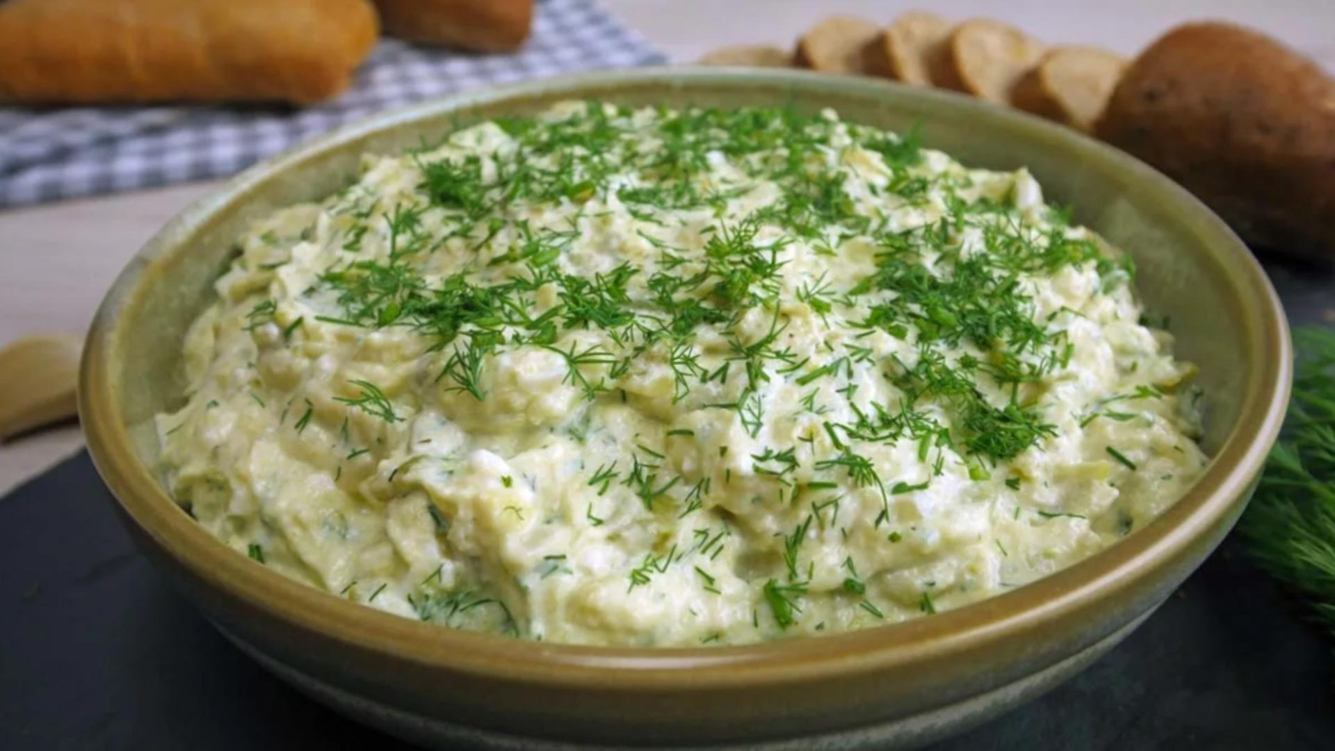 Salată de dovlecei cu sos de iaurt și usturoi