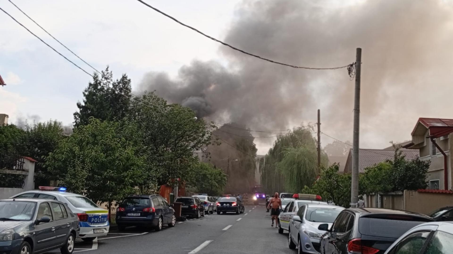 Incendiul a fost declanșat de un fulger care a lovit casa în construcție. Foto/EF