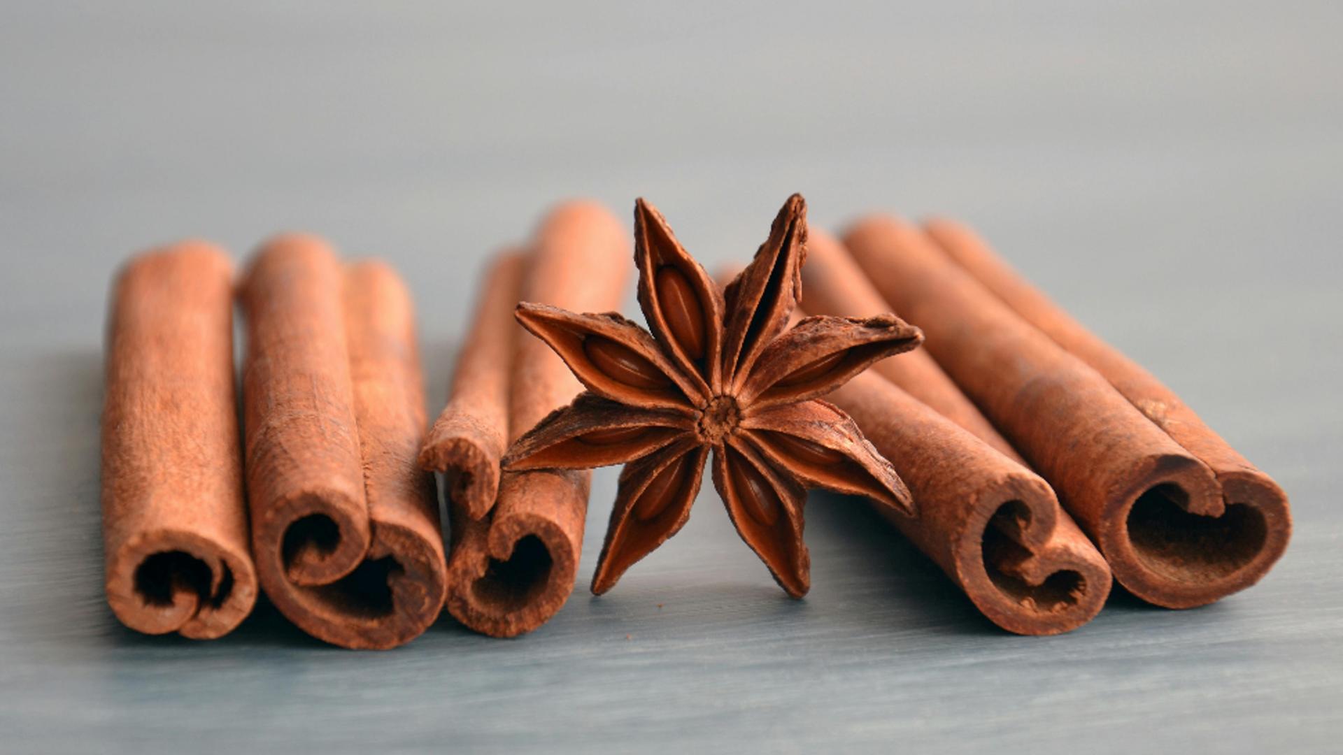 De ce este recomandat să bei apă cu scorțișoară. Ce e întâmplă în organism