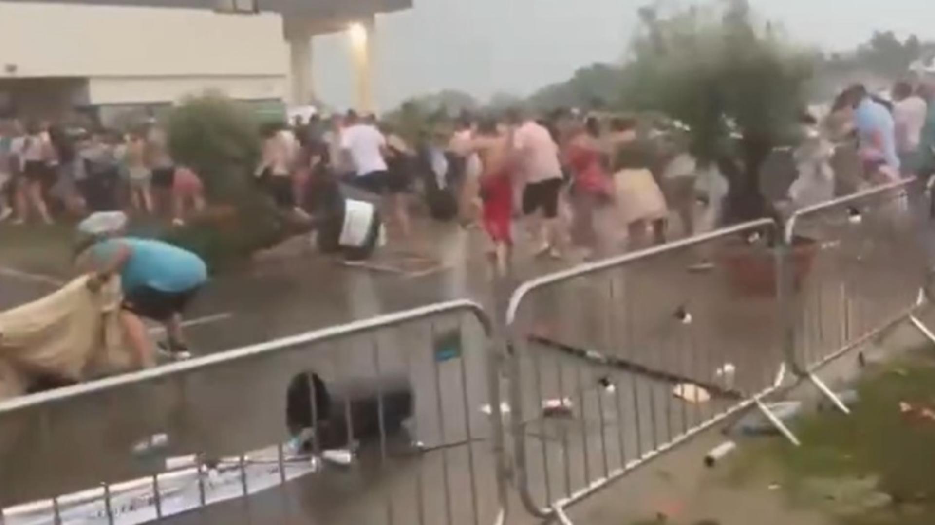 Ravagii la Timișoara în urma furtunii: zeci de intervenții ale pompierilor și mai mulți spectatori răniți la un concert