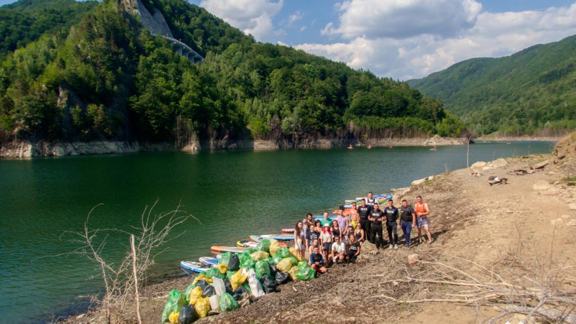 Sute de saci cu seringi și fiole au fost strânși de pe malurile Lacului Siriu. Foto/asociația closer