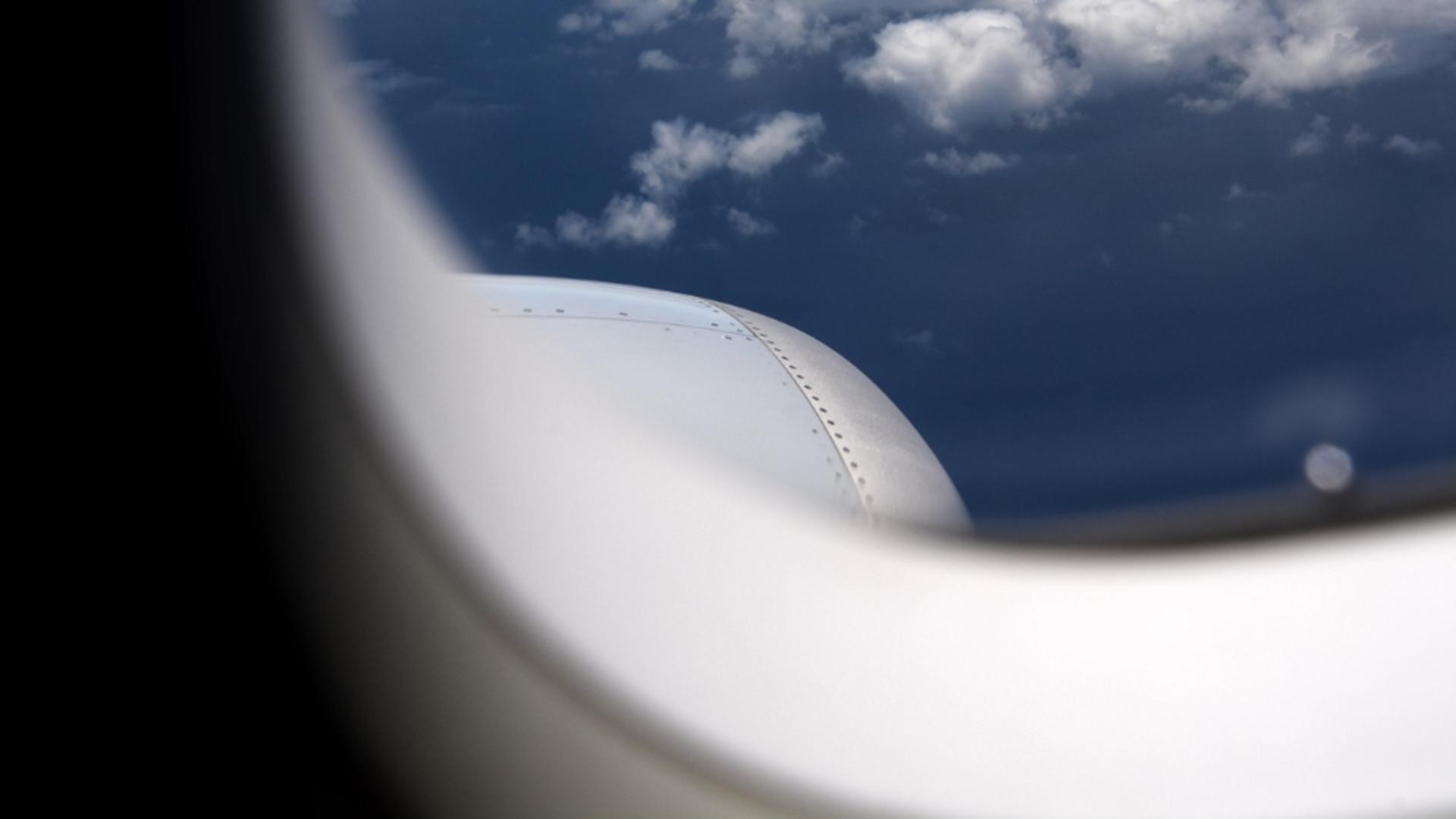 Incident grav pe aeroportul din Los Angeles: un motor al unui avion Boeing 767-400 a luat foc la scurt timp după decolare