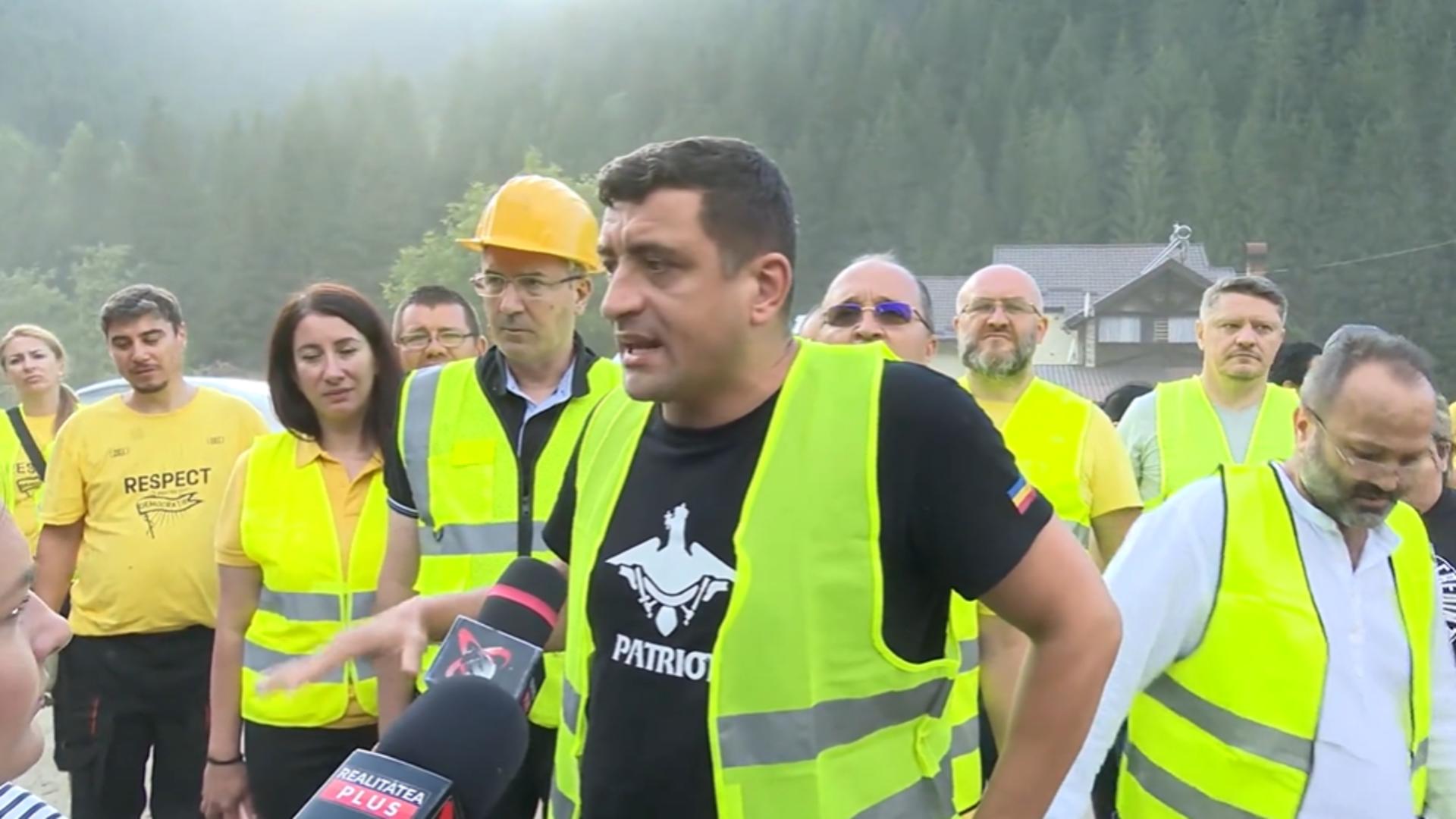 Live Text. George Simion a ajuns în mijlocul sinistraților din Broșteni „Nu sunteți singuri”