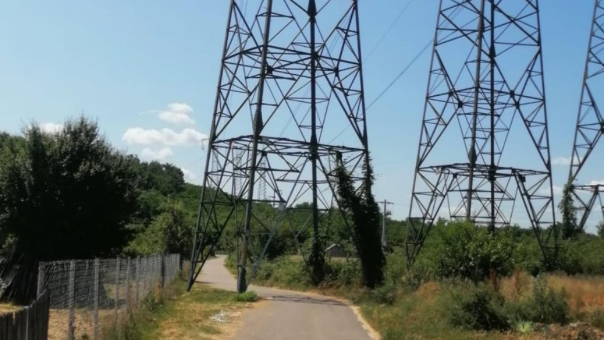  Autoritățile nu știu cine a fost primul - drumul sau stâlpul. Foto: ziuanews