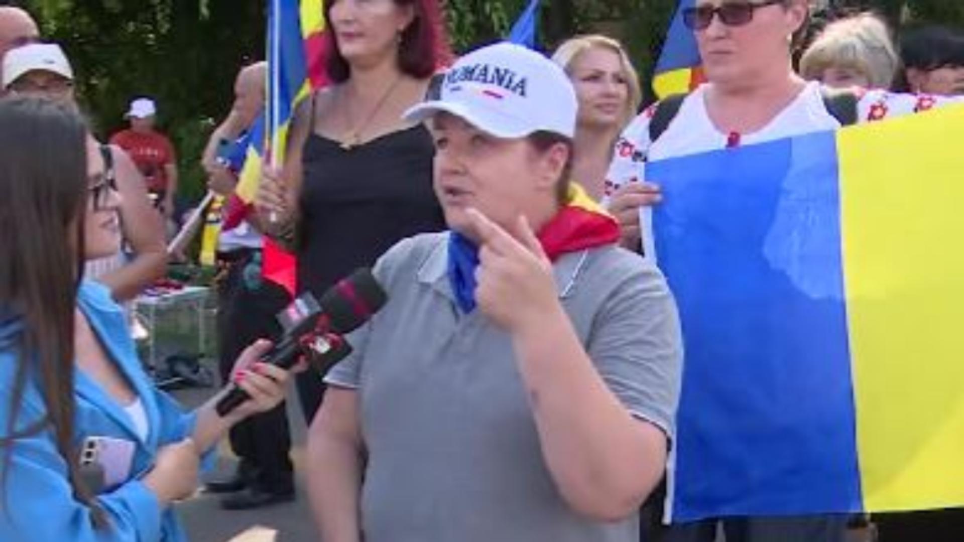 Soția stegarului dac la protestul de la Victoriei: „Avem de-a face cu un dosar politic!”