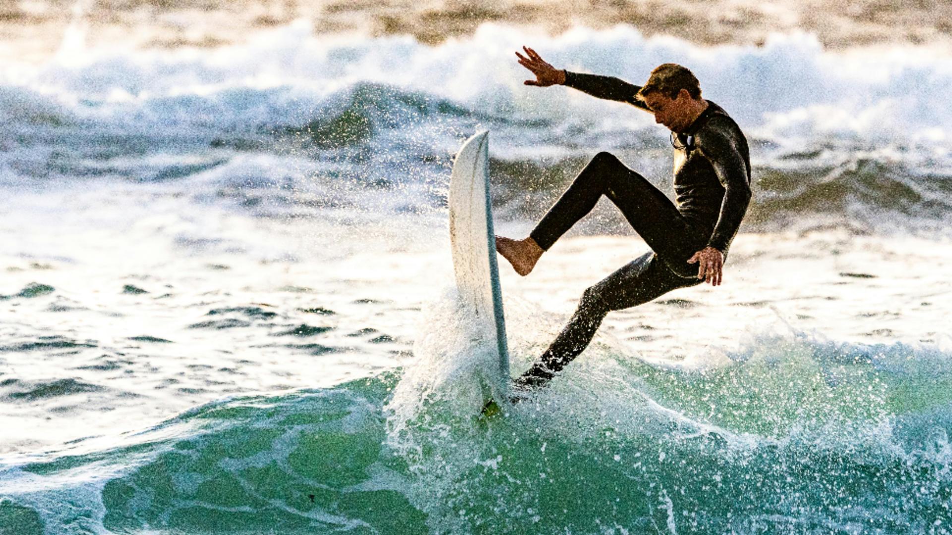 Tragedie la mare. Un bărbat a murit după ce a căzut de pe placa de surf, în stațiunea 2 Mai