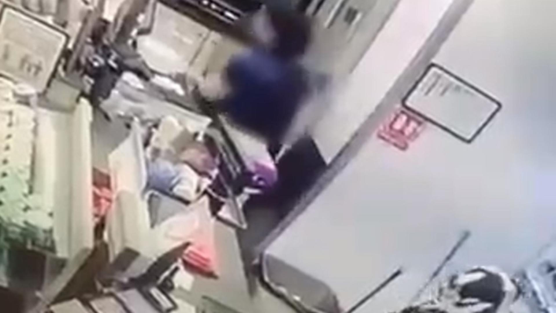 Un tânăr de 25 de ani a fost arestat după ce a furat produse alimentare dintr-un magazin din Capitală