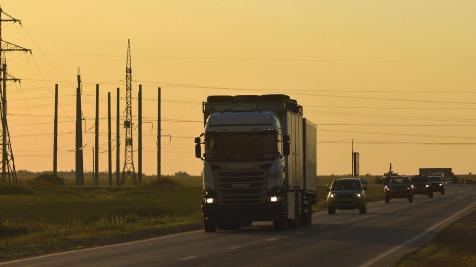 Accident fatal pe "Drumul Morții". Un șofer ucrainean a murit pe loc, după ce un camion a intrat în TIR-ul pe care îl conducea