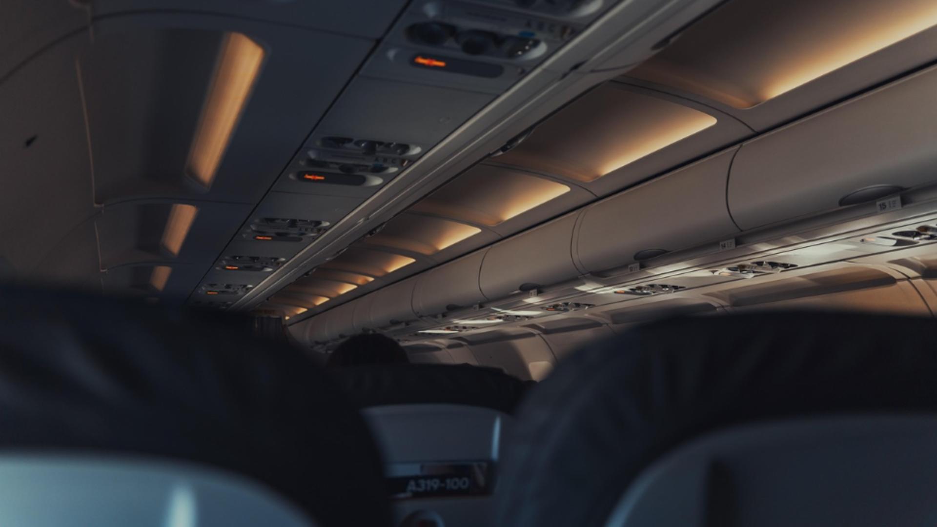 Agresiune sexuală la bordul unui avion care zbura spre București. O tânără de 19 ani acuză că a fost atinsă în zona intimă de un bărbat de 56 de ani