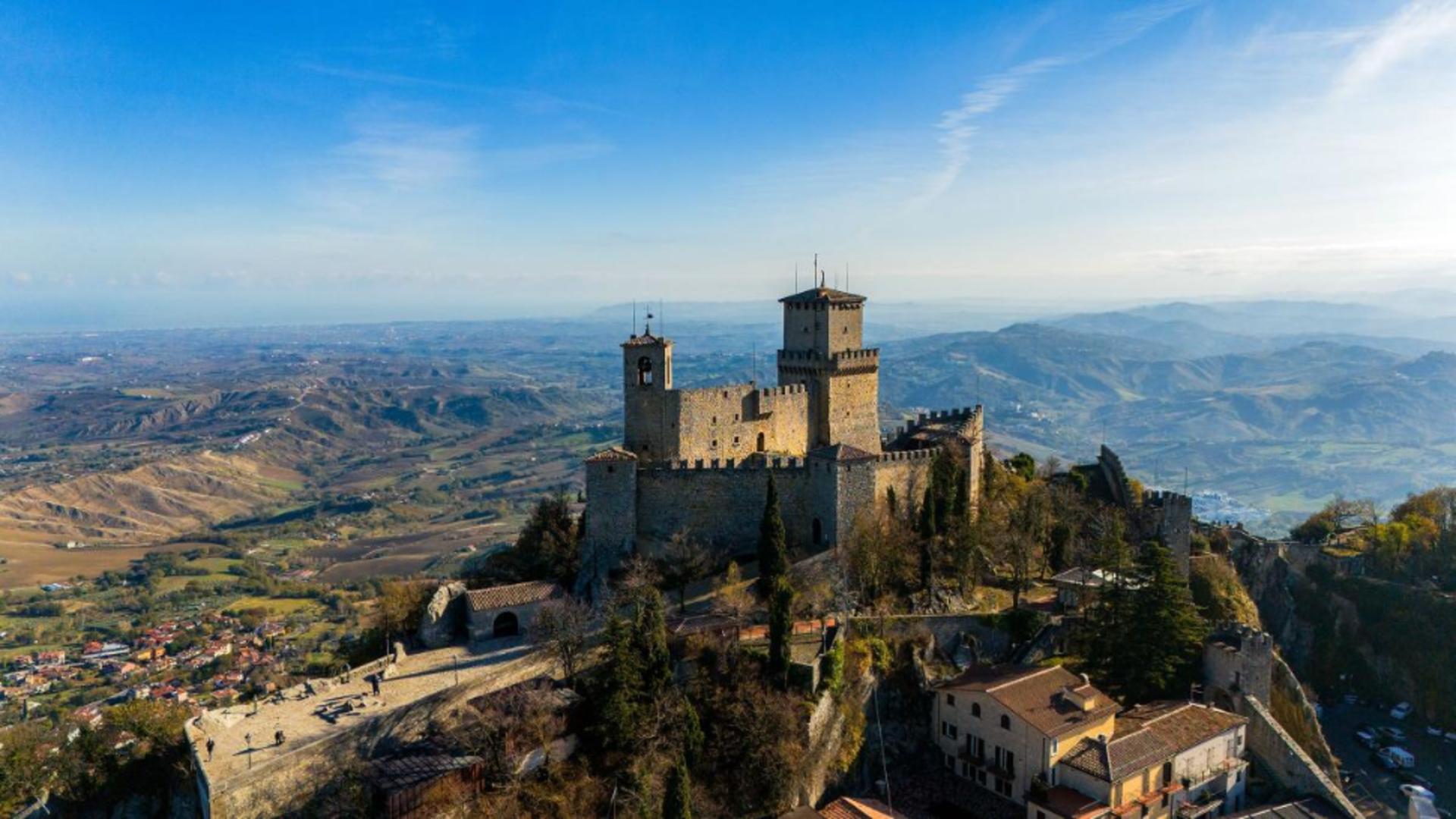 Țara invizibilă dintre munți care pare un oraș italian, dar este o republică veche de 1.700 de ani