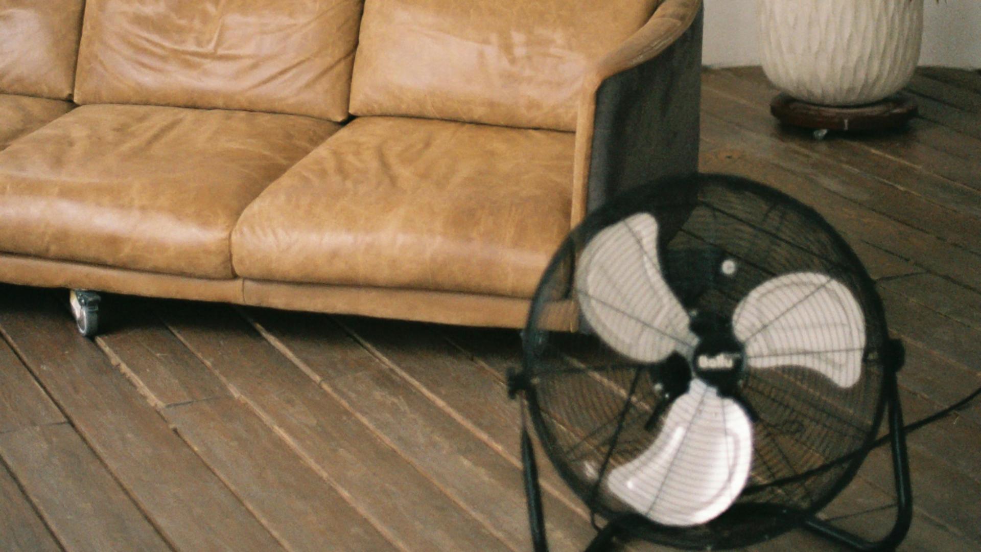 Cum să-ți răcorești casa în doar 3 minute fără aer condiționat: Trucul viral care circulă pe internet