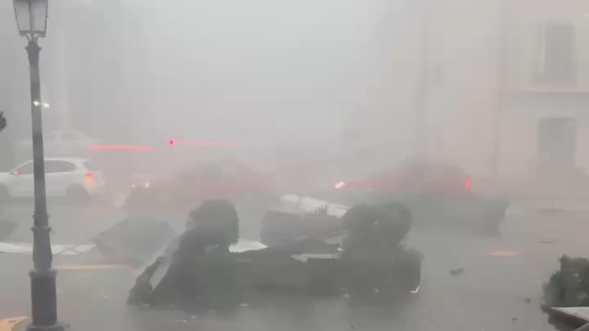 Imagini de coșmar la Sinaia. Acoperișul gării, smuls de vânt și aruncat peste DN 1. O furtuna violentă a lovit stațiunea. A fost emis Ro Alert  - VIDEO/GALERIE FOTO