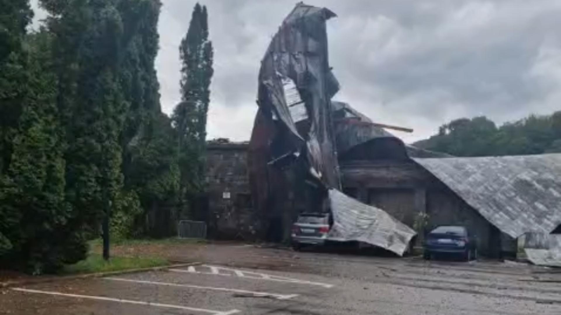 Imagini de coșmar la Sinaia. Acoperișul gării, smuls de vânt și aruncat peste DN 1. O furtuna violentă a lovit stațiunea. A fost emis Ro Alert  - VIDEO/GALERIE FOTO