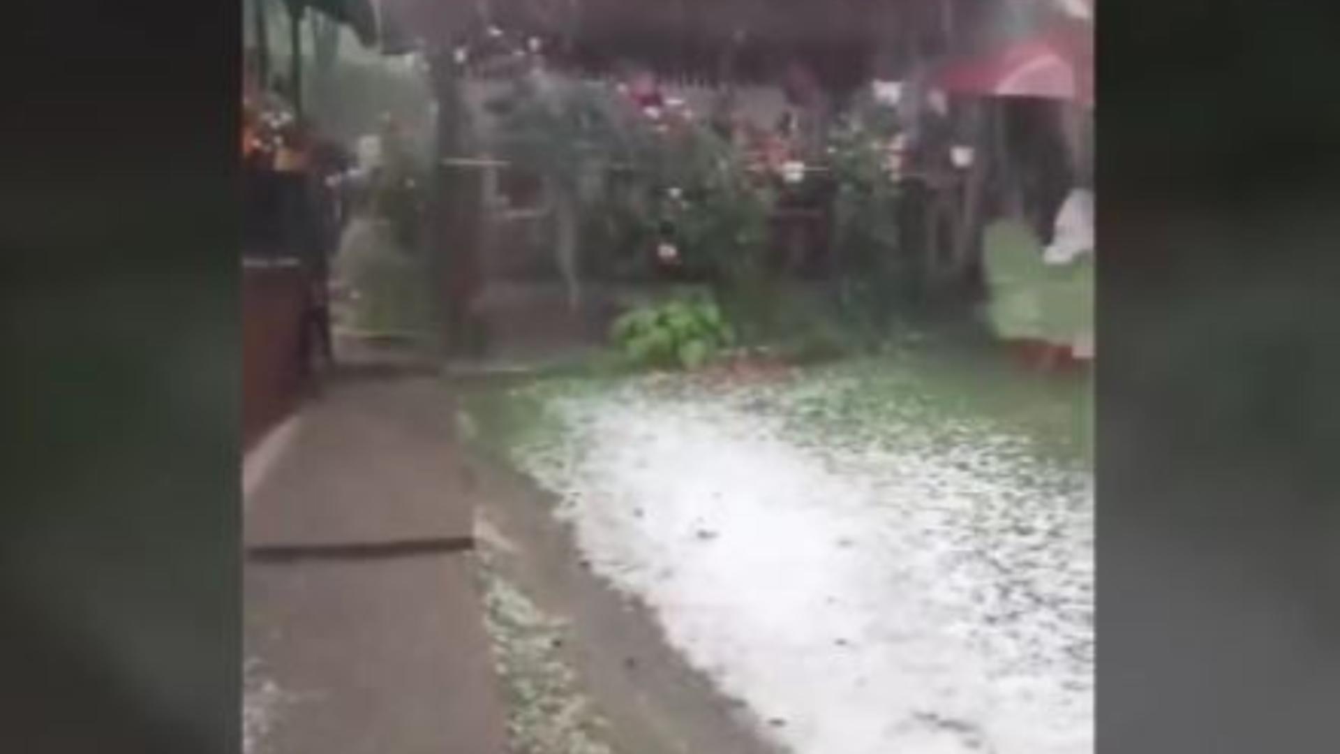 Prăpăd într-o localitate faimoasă din România. Apa s-a scurs de pe dealuri și a intrat în curțile oamenilor