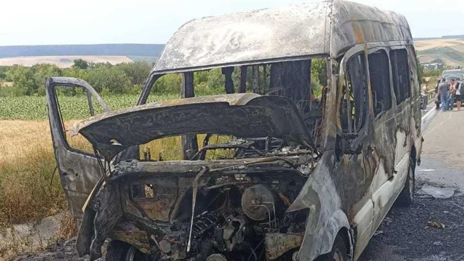 Incendiu pe DN 29 D, în județul Botoșani: Un microbuz cu 9 persoane a fost cuprins de flăcări
