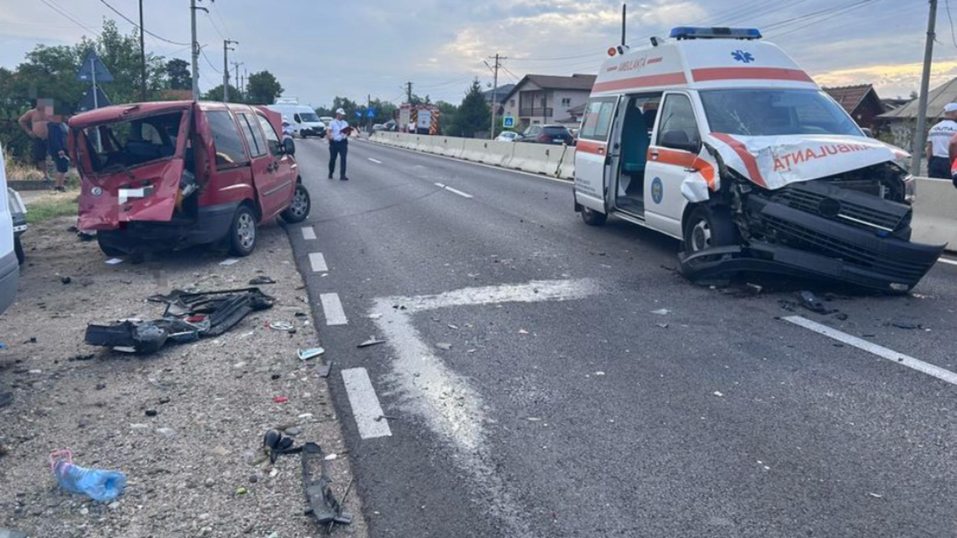 Ambulanță, lovită de o autoutilitară care nu i-a acordat prioritate, în județul Vâlcea. Două persoane au ajuns la spital