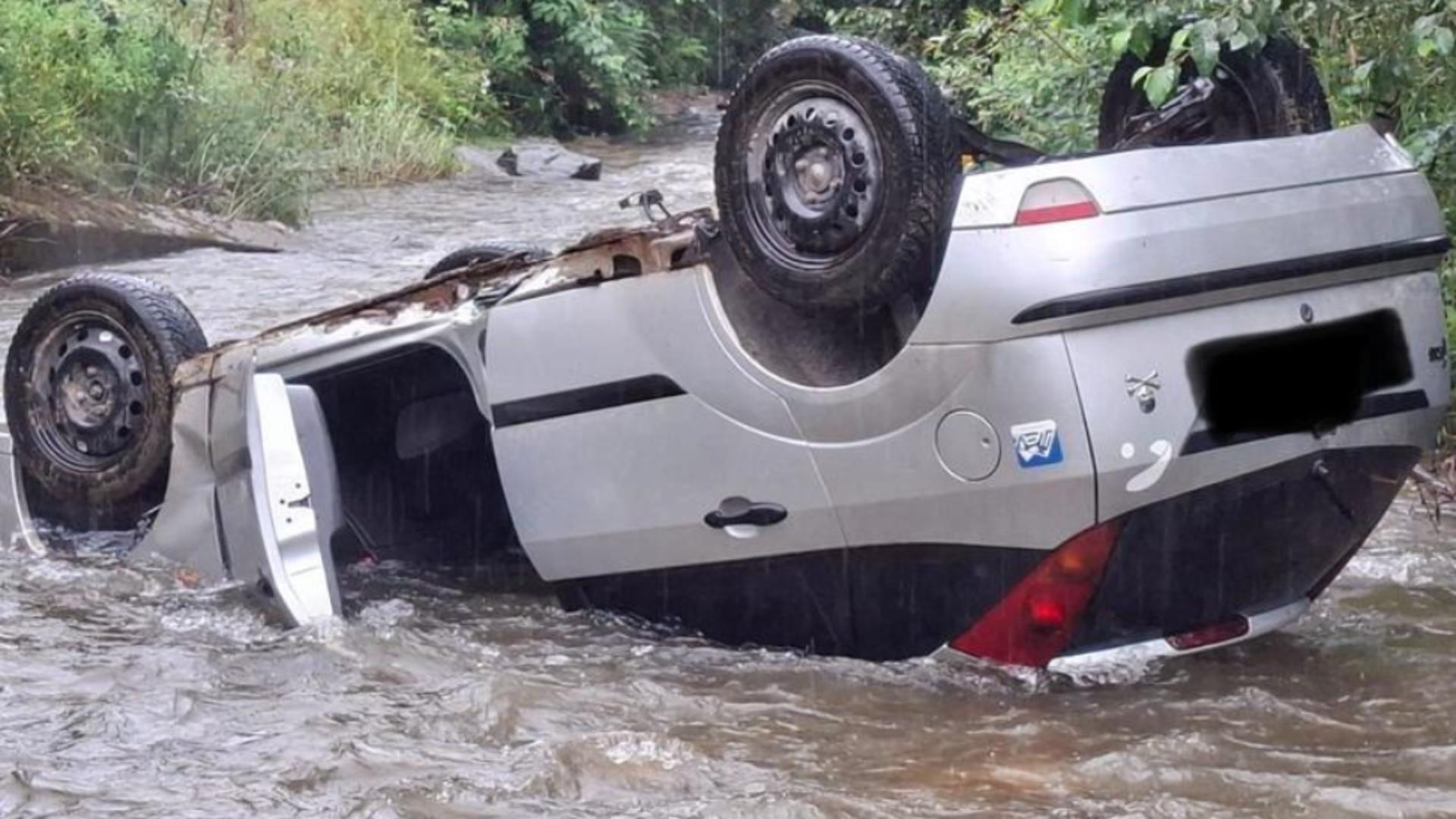 Accident în Hunedoara: o mașină cu patru copii s-a răsturnat în albia Jiului