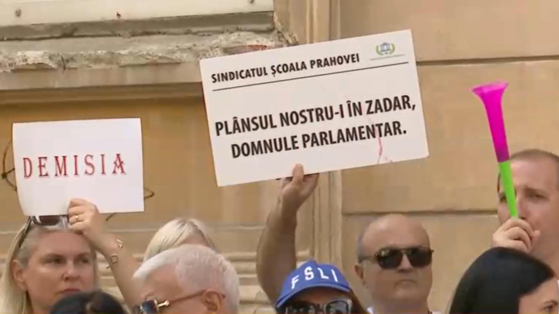 PROTEST uriaș la ușa lui Daniel David: dascălii cer la unison DEMISIA ministrului Educației. GREVĂ GENERALĂ în septembrie