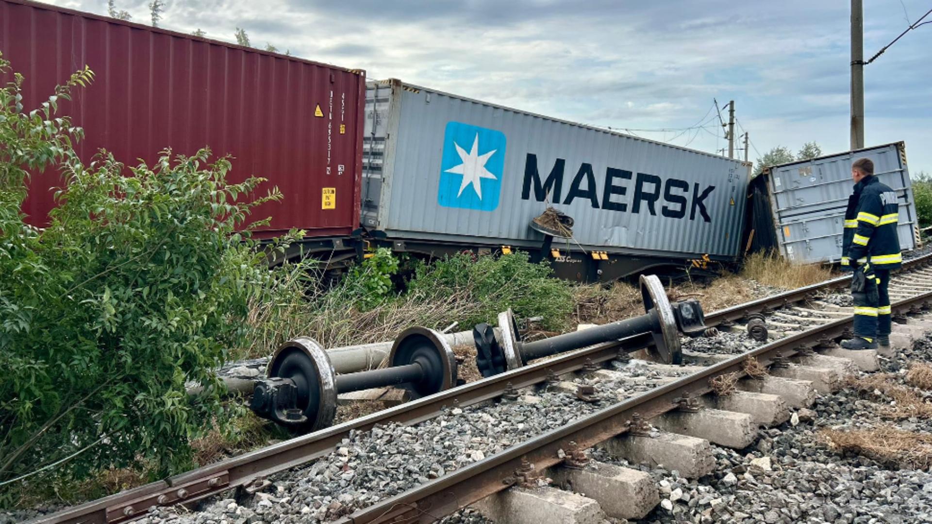 Incident feroviar grav: trafic oprit pe distanţa Constanţa-Mangalia, după ce două vagoane ale unui tren de marfă au deraiat