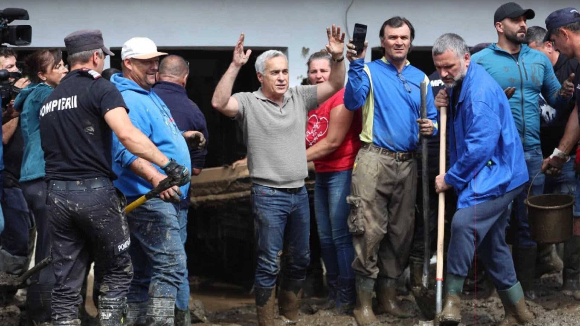 Călin Goergescu a lucrat cot la cot cu sinistrații și cu cei veniți să-i ajute