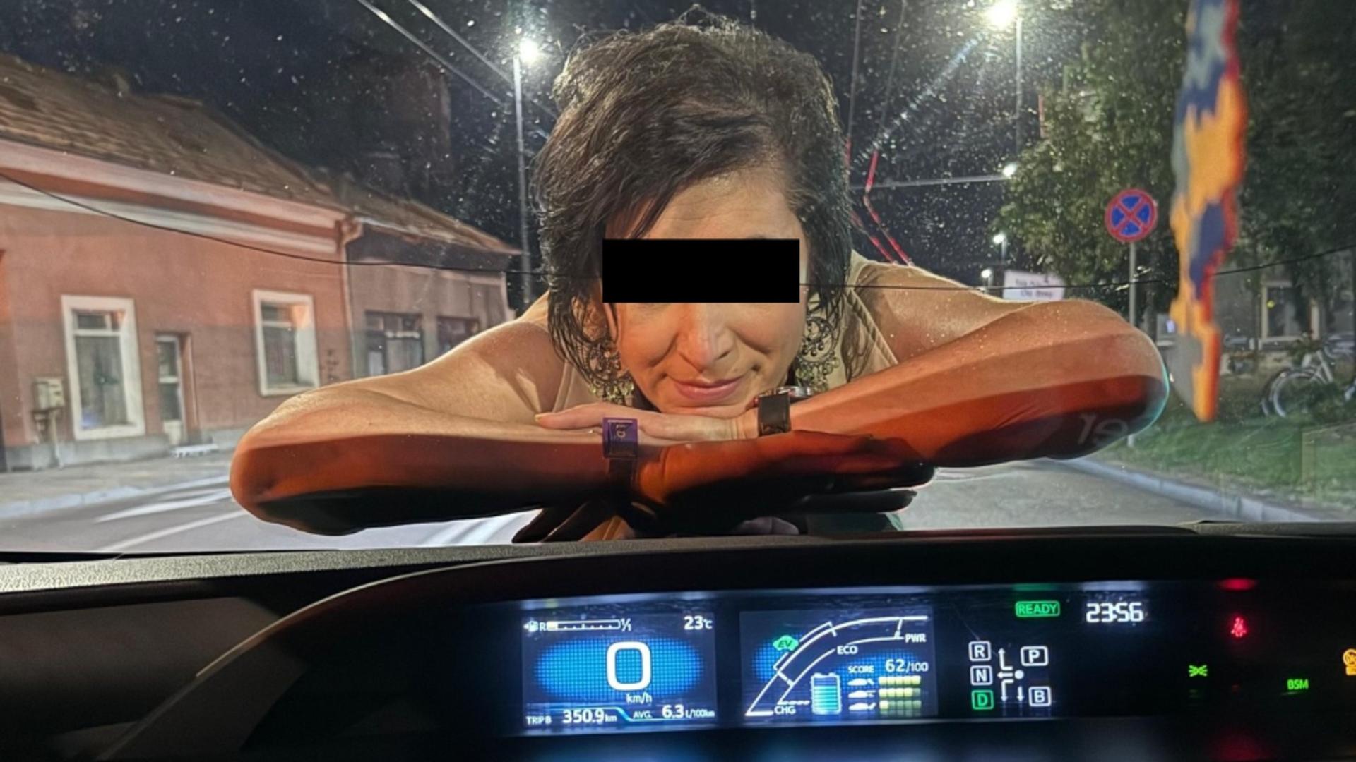 Video. Scene de infarct în Cluj. O femeie sare pe capota unei mașini în mijlocul drumului și îi zâmbește șoferului