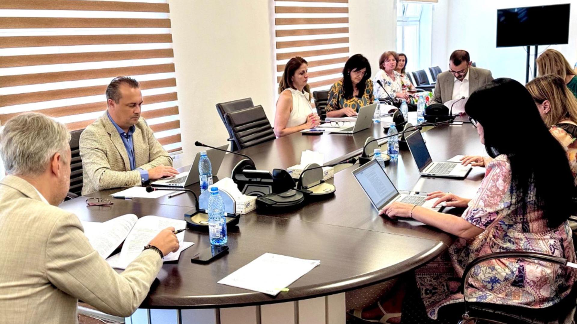 Salariul mediu în ANRE este de circa 18 mii de lei, șefii ajung la zeci de mii