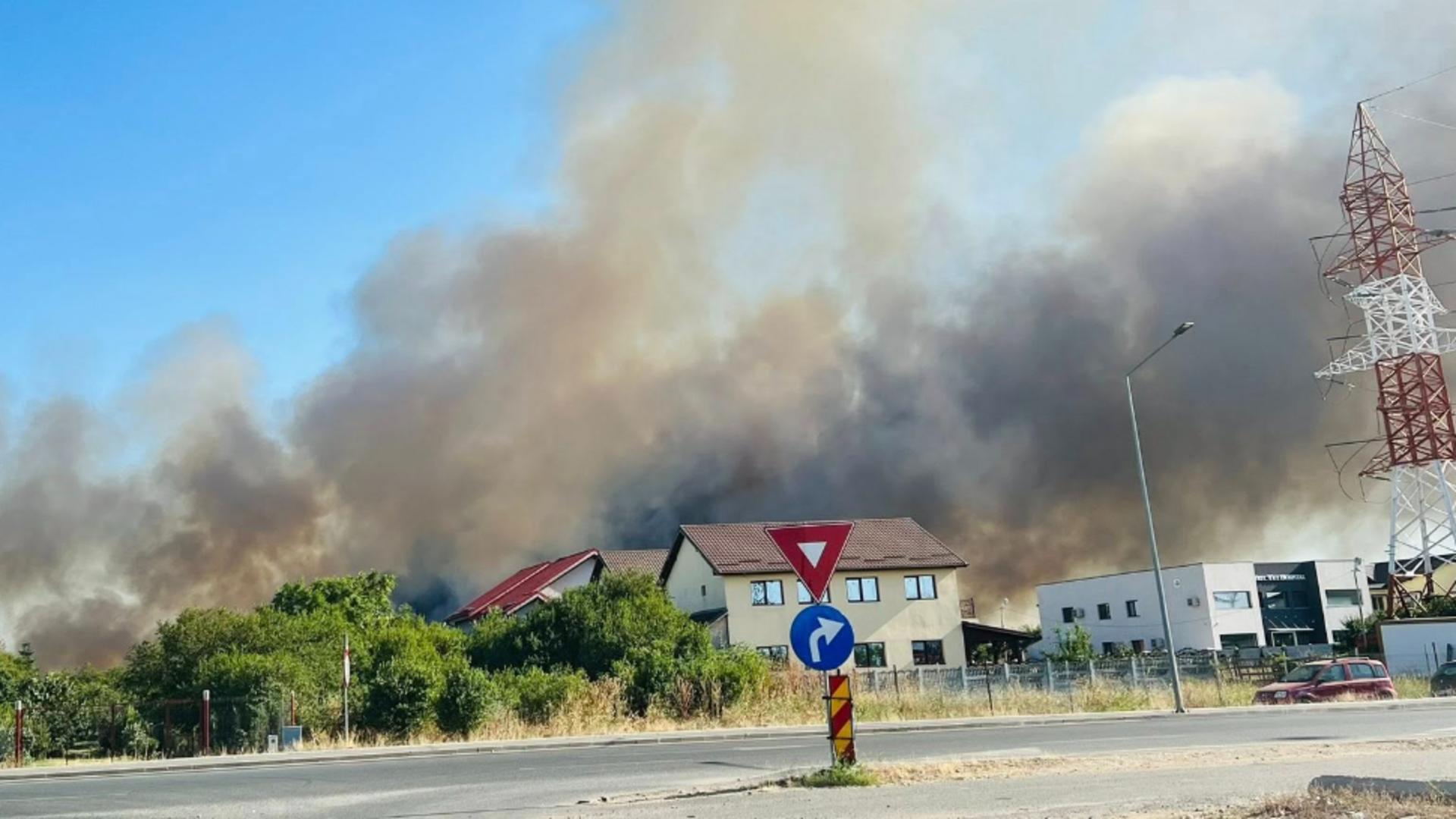 Oamenii din Clinceni stau cu frica in sân. Un incendiu de vegetație uscată le amenință locuințele. Foto: Facebook