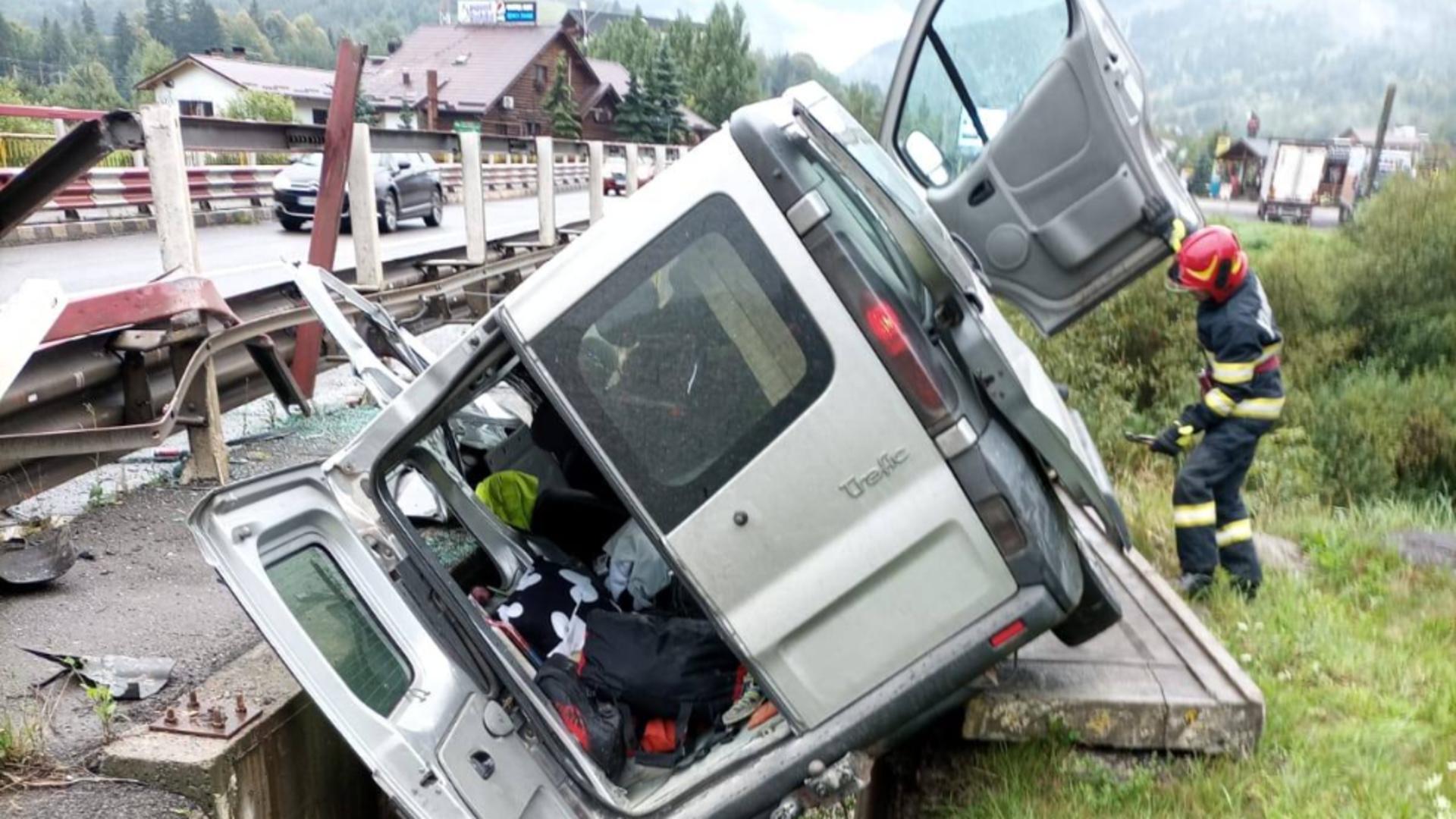 Accident pe DN17, la Câmpulung Moldovenesc: doi oameni au ajuns la spital după ce o autoutilitară a părăsit carosabilul